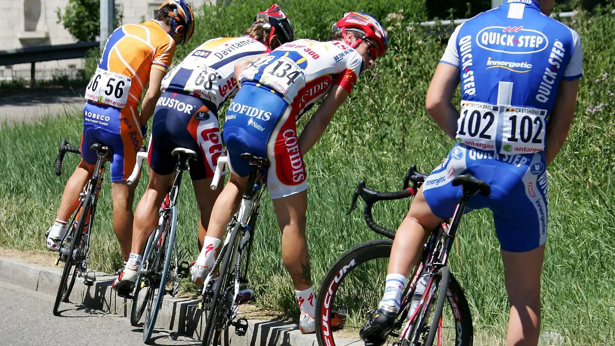 (L-R) Spanish Oscar Freire of Rabobank team, Belgian Wim Vansevenant of Davitamon-Lotto team, French Sylvain Chavanel of Cofidis and Belgium Wilfried Cretskens of Quick Step - Innergetic team take a break during the first stage of the Tour de France 2006 near Strasbourg, France, Sunday 02 July 2006. The first stage leads the riders over 184,5 kilometers from Strasbourg to Strasbourg. Foto: Gero Breloer +++(c) dpa - Bildfunk+++