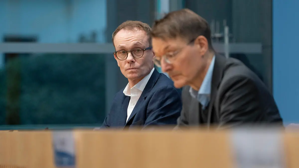  Bundespressekonferenz in Berlin - Reformvorschläge der Regierungskommission Krankenhausversorgung - Prof. Dr. med. Tom Bschor, Koordinator Regierungskommission eine moderne und bedarfsgerechte Krankenhausversorgung sowie Facharzt für Psychiatrie und Psychotherapie, Karl Lauterbach, BundesgesundheitsministerBundespressekonferenz in Berlin - Reformvorschläge der Regierungskommission Krankenhausversorgung - Prof. Dr. med. Tom Bschor, Koordinator Regierungskommission eine moderne und bedarfsgerechte Krankenhausversorgung sowie Facharzt für Psychiatrie und Ps, Berlin Berlin Deutschland Haus der Bundespressekonferenz *** Federal Press Conference in Berlin Reform proposals of the Government Commission on Hospital Care Prof Dr med Tom Bschor