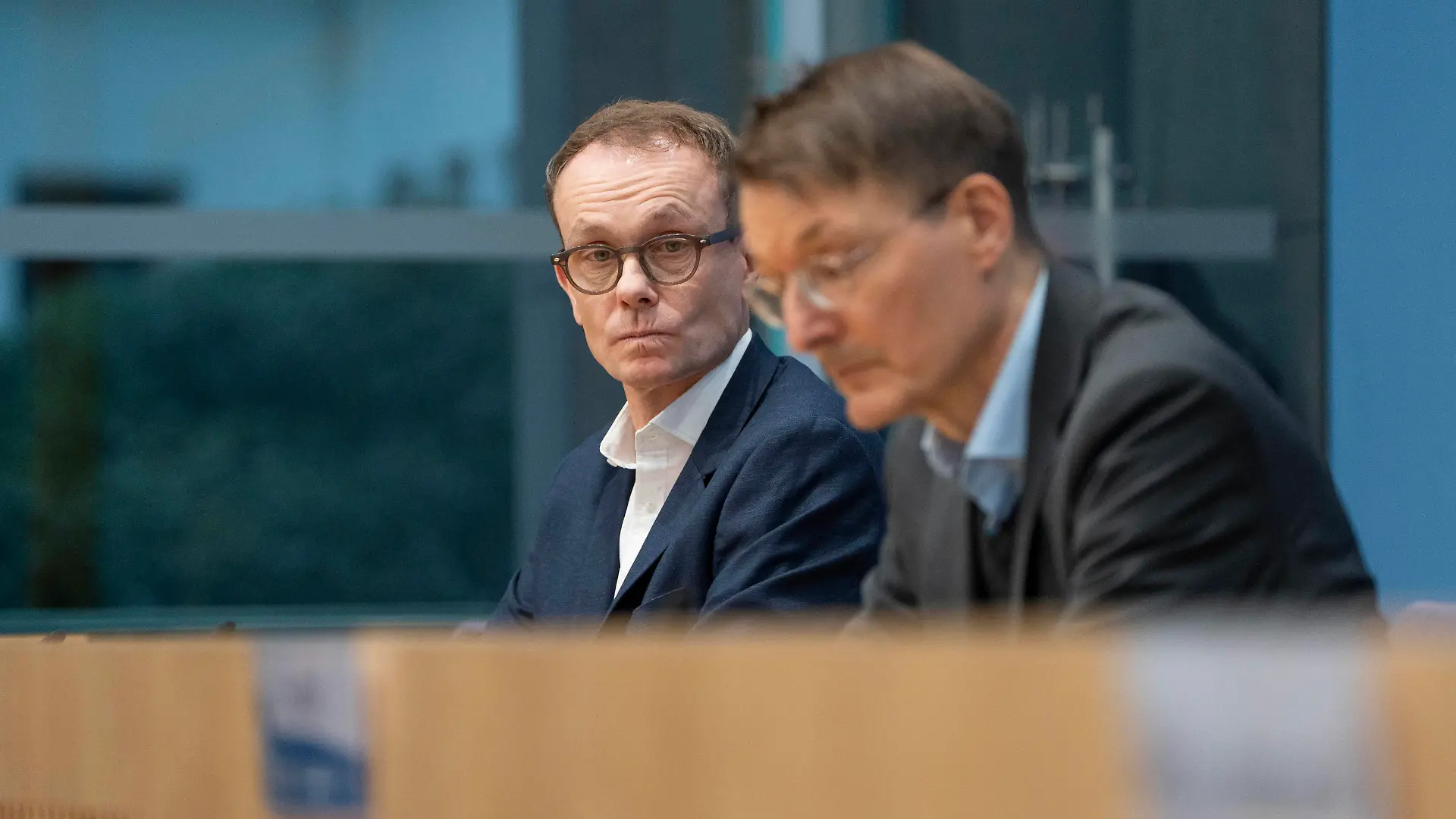 Bundespressekonferenz in Berlin - Reformvorschläge der Regierungskommission Krankenhausversorgung - Prof. Dr. med. Tom Bschor, Koordinator Regierungskommission eine moderne und bedarfsgerechte Krankenhausversorgung sowie Facharzt für Psychiatrie und Psychotherapie, Karl Lauterbach, BundesgesundheitsministerBundespressekonferenz in Berlin - Reformvorschläge der Regierungskommission Krankenhausversorgung - Prof. Dr. med. Tom Bschor, Koordinator Regierungskommission eine moderne und bedarfsgerechte Krankenhausversorgung sowie Facharzt für Psychiatrie und Ps, Berlin Berlin Deutschland Haus der Bundespressekonferenz *** Federal Press Conference in Berlin Reform proposals of the Government Commission on Hospital Care Prof Dr med Tom Bschor
