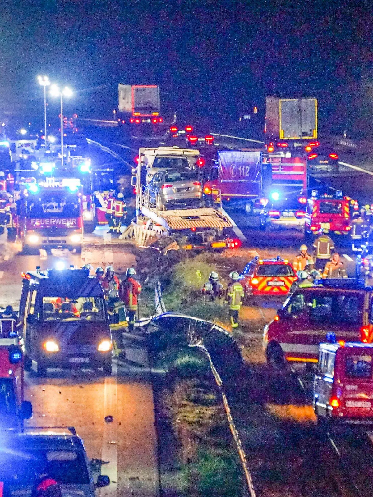 05.12.2022, Baden-Württemberg, Muggensturm: Feuerwehr- und Rettungsfahrzeuge stehen nach einem Unfall auf der A5. Ein Lastwagenfahrer hat auf der Autobahn 5 bei Raststatt einen schweren Unfall mit drei Verletzten und insgesamt mindestens neun demolierten Fahrzeugen verursacht. Foto: -/Einsatz-Report24/dpa +++ dpa-Bildfunk +++