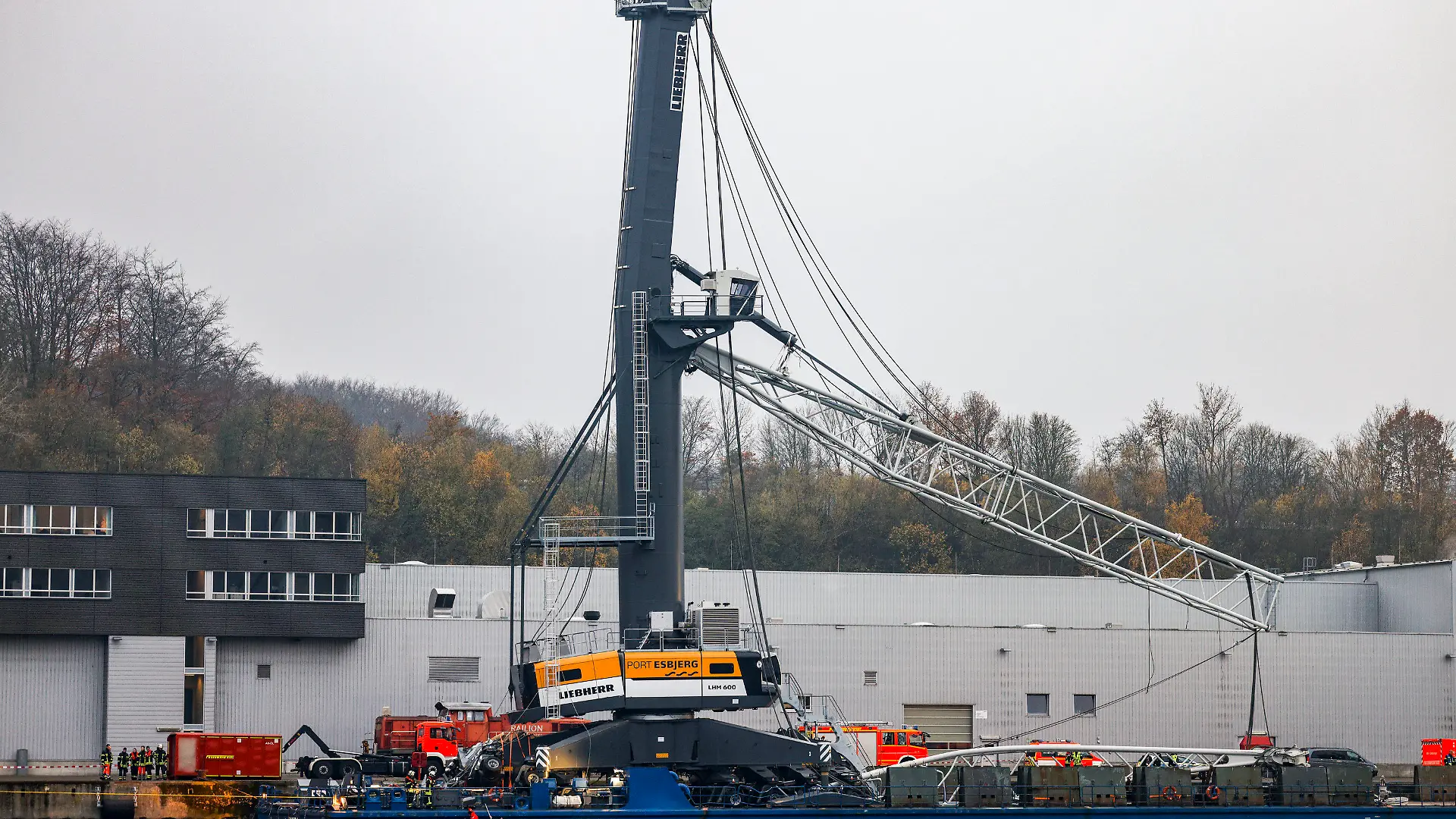 30.11.2022, Schleswig-Holstein, Kiel: Einsatzkräfte der Feuerwehr arbeiten an der ·Meri·, dem Schiff, das bei der Durchfahrt der Hochbrücke in Kiel-Holtenau mit der Brücke kollidiert war. Die Brücke wurde für den Schiffs- und Autoverkehr geperrt. Foto: Axel Heimken/dpa +++ dpa-Bildfunk +++
