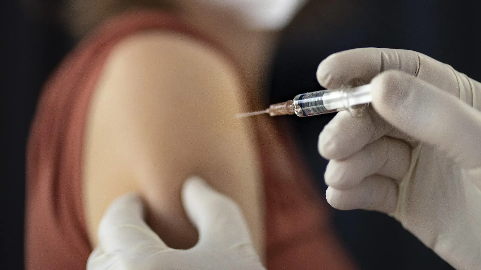 Thema: Impfung. Hand mit Spritze vor einem Oberarm Bonn Deutschland *** subject vaccination hand with syringe in front of an upper arm Bonn Germany Copyright: xUtexGrabowsky/photothek.netx