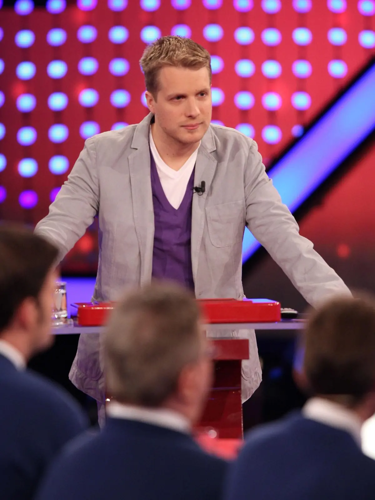 Oliver Pocher moderiert das spannende Wissensduell.