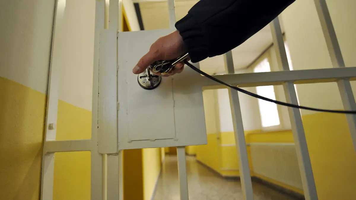 ARCHIV - Ein Justizvollzugsbeamter schließt im Hochsicherheitsgefängnis Schwalmstadt eine Gittertür auf (Foto vom 28.04.2009). Die Entscheidung über den Standort der Sicherungsverwahrung in Hessen ist nach Medienberichten gefallen. Die Schwerverbrecher werden im Gefängnis im nordhessischen Schwalmstadt (Schwalm-Eder-Kreis) untergebracht. Dort sollen auch Sicherungsverwahrte aus Thüringen unterkommen.   Foto: Uwe Zucchi dpa/lhe  (zu lhe 0033 vom 22.06.2012)  +++(c) dpa - Bildfunk+++