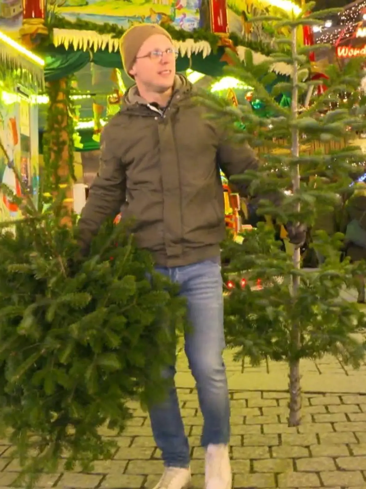 Kann man auch hässliche Weihnachtsbäume unter Leute bringen? RTL-Reporter Andreas Klimek hat es ausprobiert. Was beim Experiment herausgekommen ist, können Sie sich im Video anschauen.