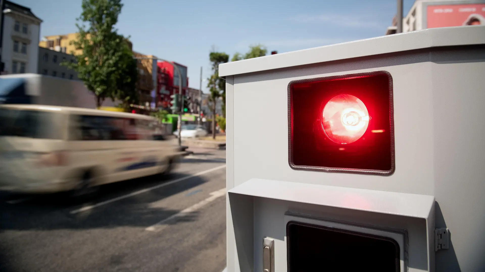 ARCHIV - 28.05.2018, Hamburg: Ein Tempomessgerät steht während einer Pressevorführung an der Reeperbahn. Blitzer-Anlagen leben in Deutschland mitunter gefährlich. Immer wieder gibt es Berichte über Angriffe auf die Messanlagen zur Geschwindigkeitsüberwachung. (zu dpa: «Es wird scharf geschossen: Wenn Blitzer angegriffen werden») Foto: Daniel Reinhardt/dpa +++ dpa-Bildfunk +++