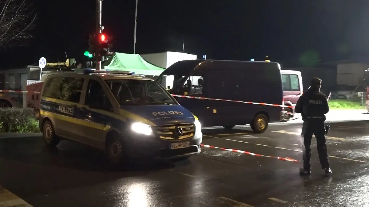Ein Großaufgebot der Polizei Frankfurt rückt nach dem Notruf am Montagabend an.
