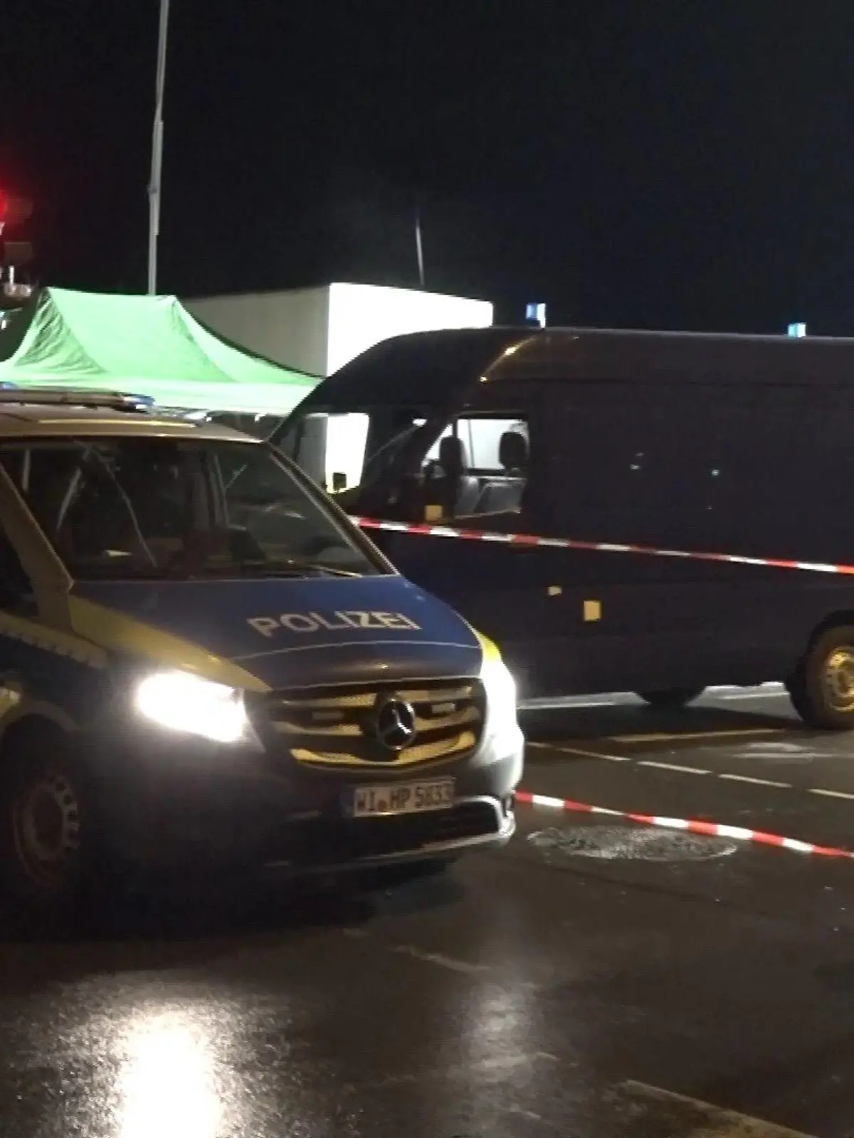 Ein Großaufgebot der Polizei Frankfurt rückt nach dem Notruf am Montagabend an.