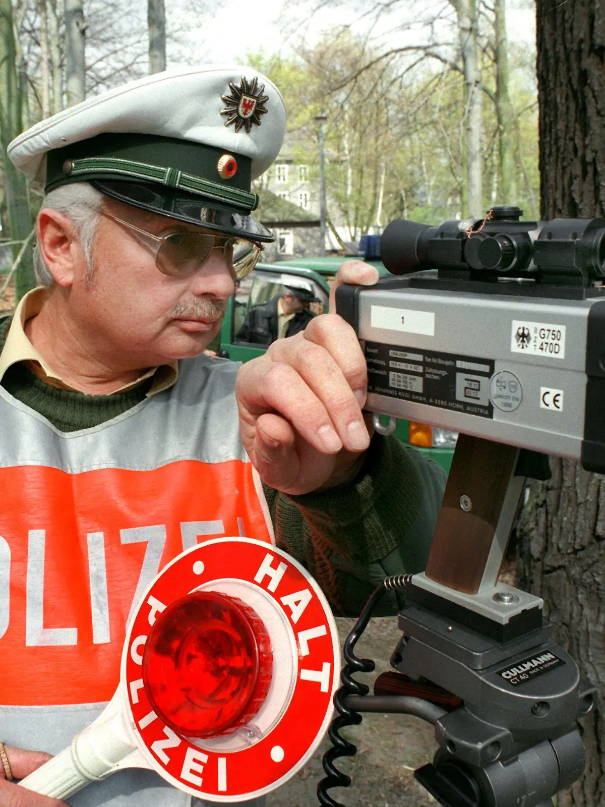 Ausgestattet mit einem Lasergeschwindigkeitsmeßgerät, kann ein Verkehrspolizist bei Potsdam Temposünder schnell aus dem Verkehr ziehen (Aufnahme vom 22.4.1998). Seit dem 1. März 1998 gelten für Raser härtere Strafen: Mit der Verdoppelung des Bußgeldrahmens können fahrlässige Vergehen mit bis zu 1000 Mark, vorsätzliche Überschreitungen des Tempolimits mit bis zu 2000 Mark geahndet werden. Auch der Entzug der Fahrerlaubnis an Ort und Stelle ist im Rahmen der Gefahrenabwehr möglich.
