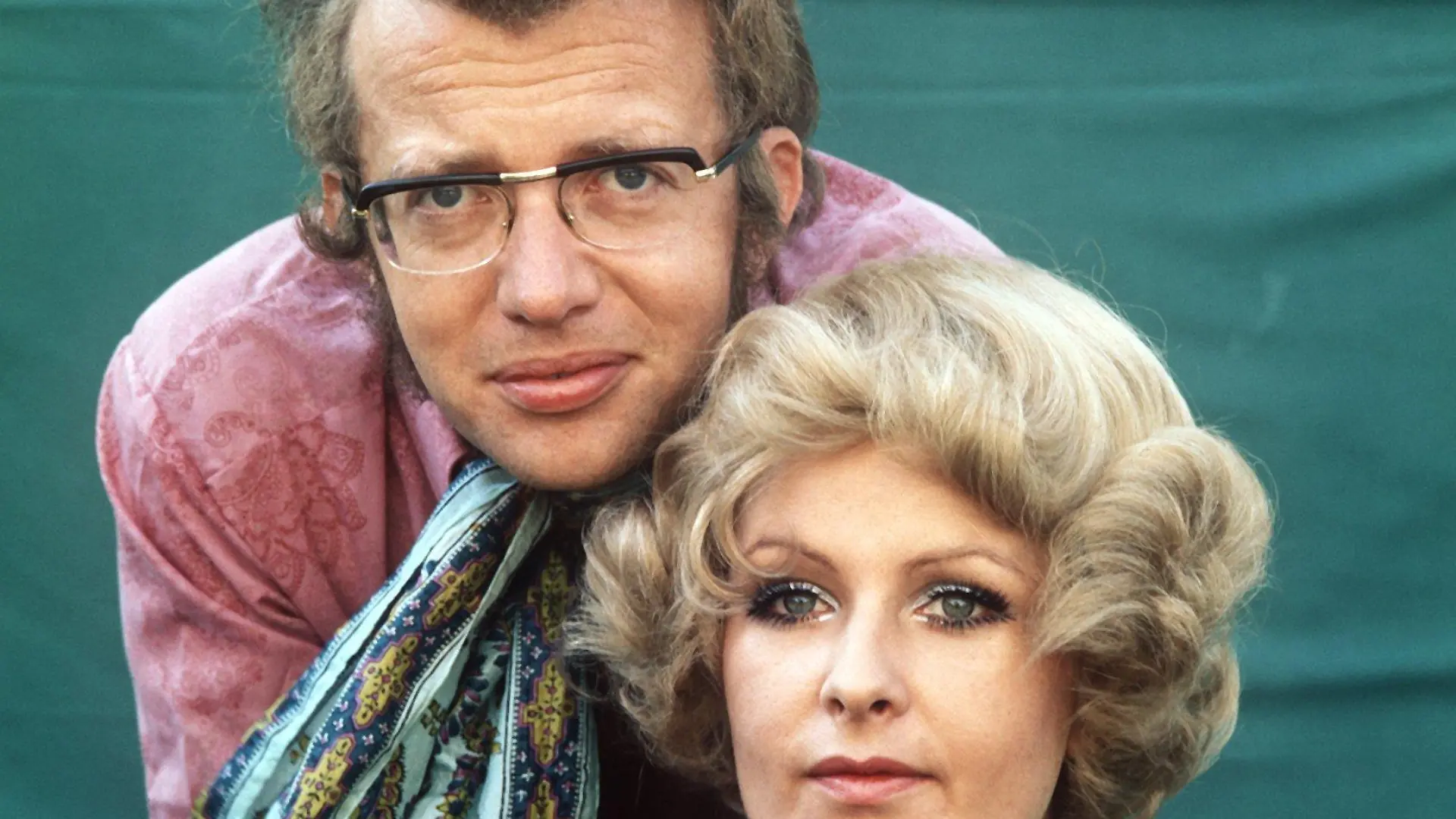 ARCHIV - Showmaster Dieter Thomas Heck am 05.10.1970 mit seiner ersten Ehefrau Edda. «Mister Hitparade» Dieter Thomas Heck (73) legt in seiner Biografie ein schockierendes Geständnis ab: Vor 40 Jahren habe er im Streit seine damalige Frau Edda umbringen wollen. Er habe 1971 seine alkoholkranke Frau in einem Hotelzimmer beinahe erwürgt, aber in letzter Sekunde gestoppt. «Mit einem Reflex meiner Hände könnte ich meine Probleme lösen... Aber ich zögerte», beschreibt der legendäre Fernseh-Moderator seine Gedanken von damals. Das Paar wurde 1974 geschieden, Edda starb im Jahr 2000 «verarmt und einsam im Spanien», wie die «Bild»-Zeitung (Samstagsausgabe, 15.10.2011) schreibt. Die Biografie soll am 20. Oktober in den Handel kommen. Foto: Dieter Klar dpa +++(c) dpa - Bildfunk+++