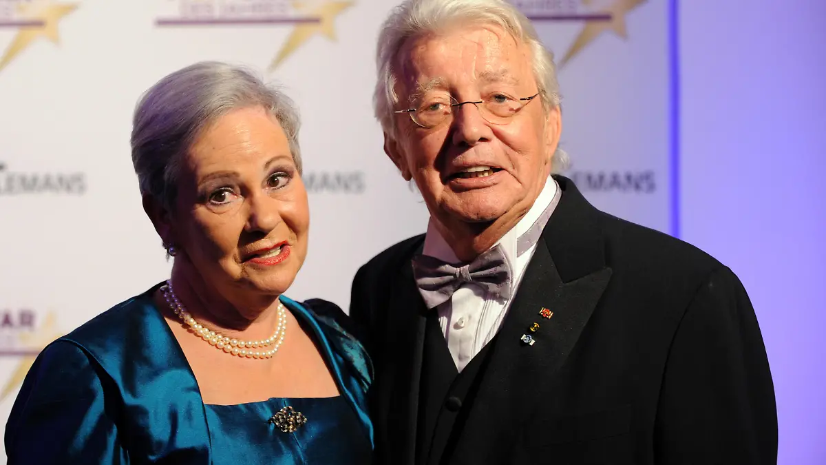 Der Entertainer Dieter Thomas Heck und seine Frau Ragnhild posieren am Mittwoch (02.02.2011) in Hamburg für die Presse. Die Bauer Media Group verleiht zum dritten Mal den Leserpreis "Mein Star des Jahres". Foto: Angelika Warmuth dpa/lno