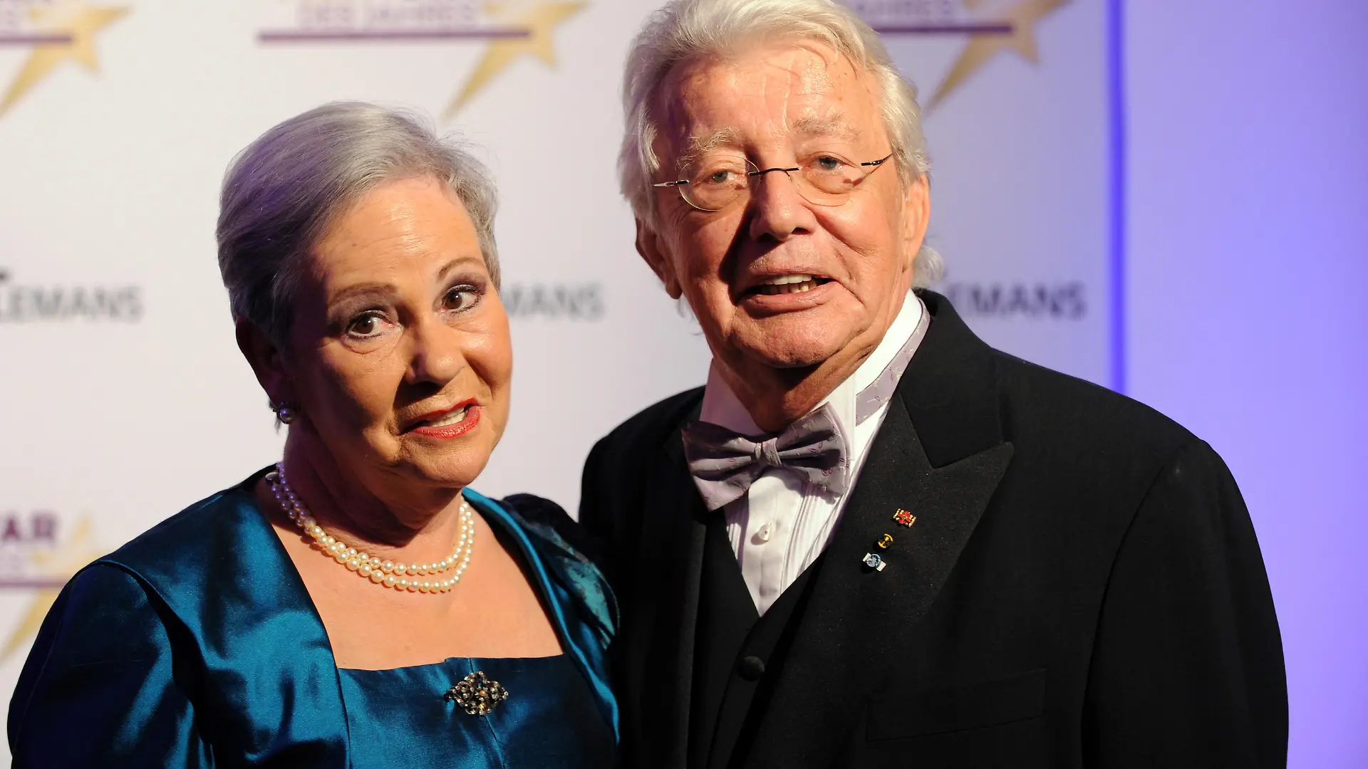 Der Entertainer Dieter Thomas Heck und seine Frau Ragnhild posieren am Mittwoch (02.02.2011) in Hamburg für die Presse. Die Bauer Media Group verleiht zum dritten Mal den Leserpreis "Mein Star des Jahres". Foto: Angelika Warmuth dpa/lno
