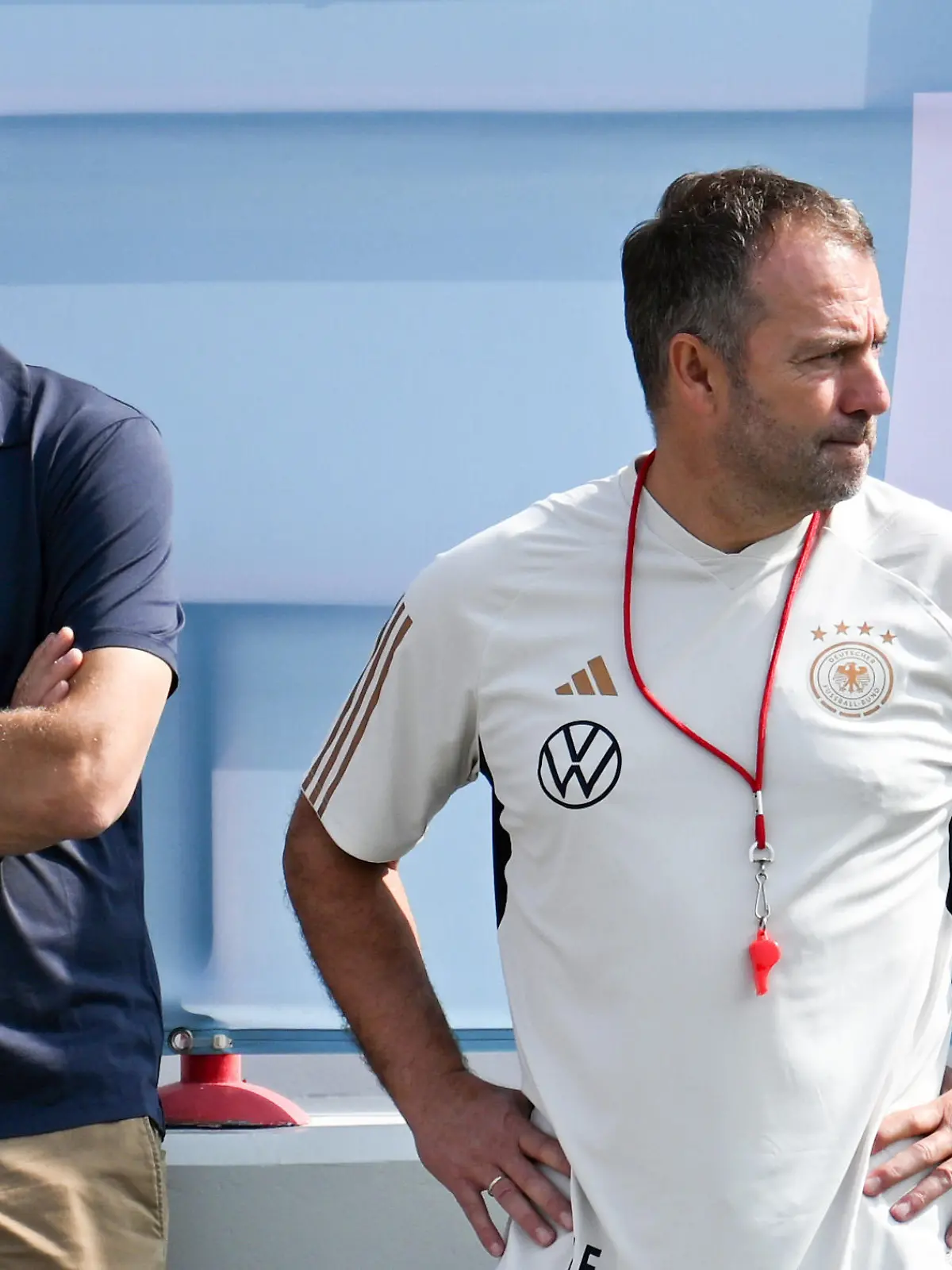 19.11.2022, Katar, Madinat Ash-Shamal: Vorbereitung auf die WM in Katar, Nationalmannschaft Deutschland, Training im Al-Shamal Stadion, Deutschlands Oliver Bierhoff, damaliger Geschäftsführer Nationalmannschaften und Akademie, (l) und Bundestrainer Hansi Flick während des Trainings. Bierhoff hat seinen Vertrag beim Deutschen Fußball-Bund vorzeitig aufgelöst. (zu dpa: Nach WM-Aus: Bierhoff und DFB lösen Vertrag auf) Foto: Federico Gambarini/dpa +++ dpa-Bildfunk +++