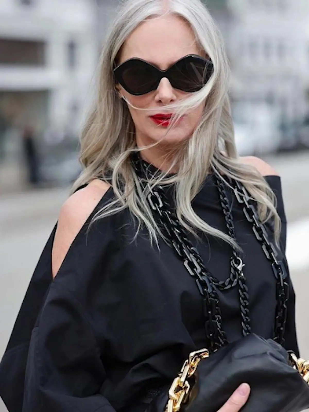Model und Mode-Influencerin Petra van Bremen posiert auf Instagram