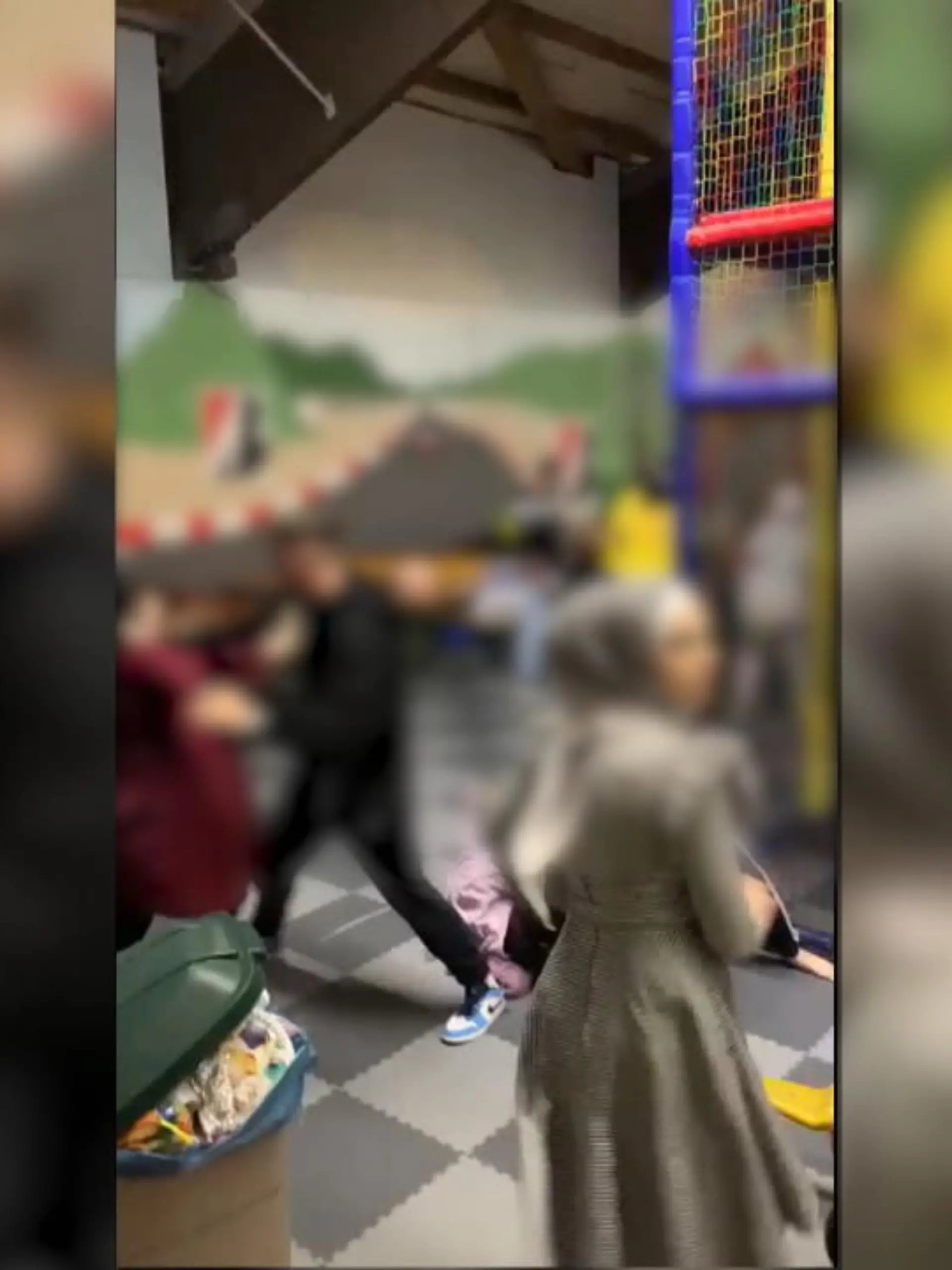 Massenschlägerei in Duisburg – in einem Indoor-Kinderspielplatz. Zwei Großfamilien gingen aufeinander los, auch Kinder waren an der Schlägerei beteiligt. Einige wurden sogar getreten, als sie am Boden lagen. Der Geschäftsführer ist fassungslos: „So etwas habe ich in 20 Jahren nicht erlebt!“