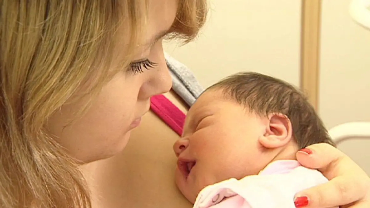 Derja lebt nach der Geburt ihrer Tochter Alina weiterhin bei ihren Eltern, die auch die Vormundschaft für das Kind übernehmen.