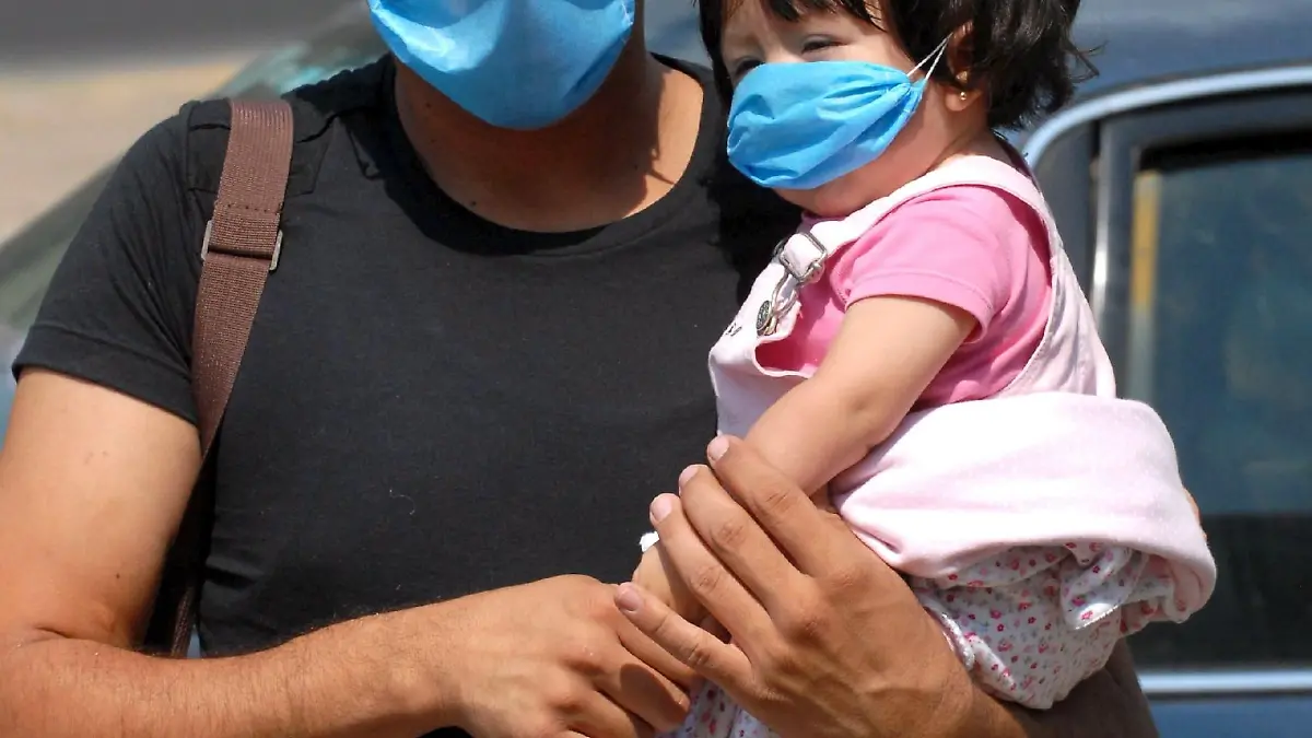 A father and his daughter wearing protective masks are seen in Mexico City, Mexico, 04 May 2009. Mexican authorities confirmed that 26 people have died of the new variant of influenza A/H1N1 and were set to ease restrictions starting 06 May in the epicentre of the global flu outbreak. EPA/MARIO GUZMAN +++(c) dpa - Bildfunk+++