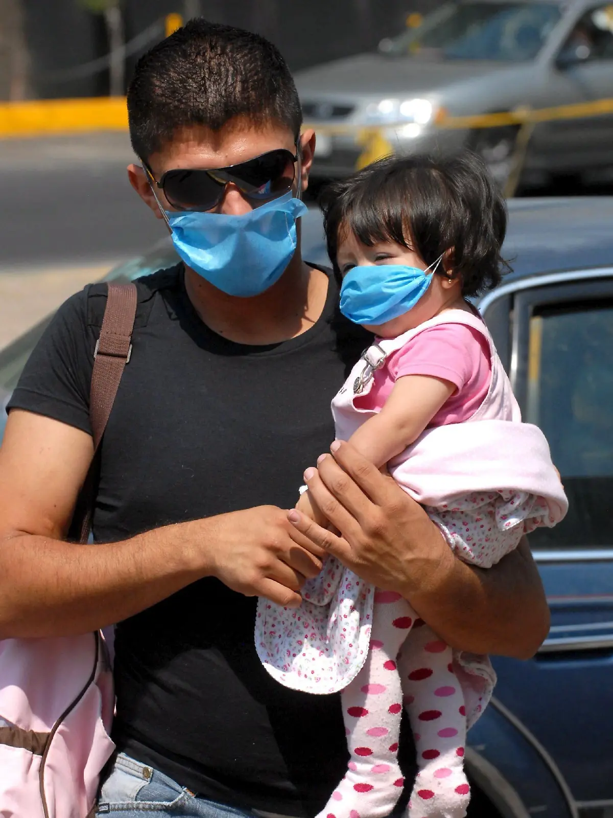 A father and his daughter wearing protective masks are seen in Mexico City, Mexico, 04 May 2009. Mexican authorities confirmed that 26 people have died of the new variant of influenza A/H1N1 and were set to ease restrictions starting 06 May in the epicentre of the global flu outbreak. EPA/MARIO GUZMAN +++(c) dpa - Bildfunk+++