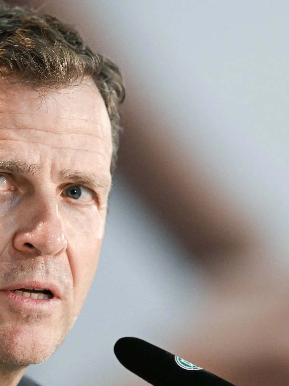 ARCHIV - 19.11.2022, Katar, Al-Ruwais: Vorbereitung auf die WM in Katar, Nationalmannschaft Deutschland, Pressekonferenz im DFB-Medienzentrum, Nationalmannschaftsdirektor Oliver Bierhoff spricht bei einer PK. (Wiederholung mit verändertem Bildausschnitt) Foto: Federico Gambarini/dpa +++ dpa-Bildfunk +++