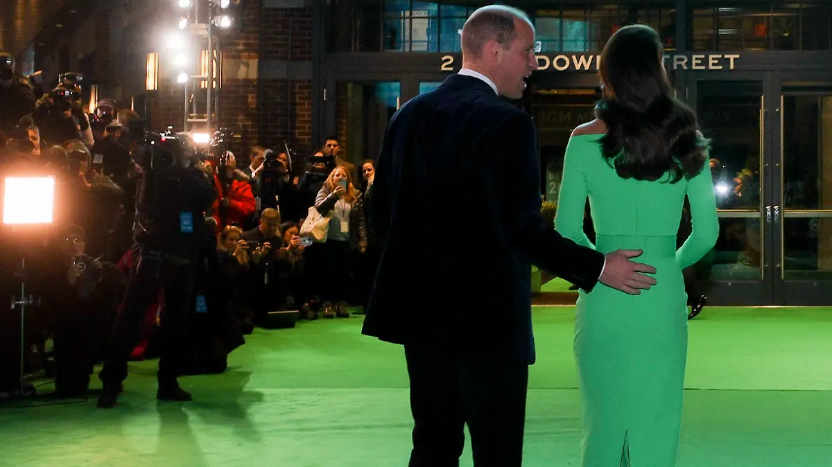 02.12.2022, USA, Boston: Kate (r), Prinzessin von Wales, und Prinz William, Prinz von Wales, winken der Menge zu, als sie zur Verleihung des Umweltpreises «Earthshot» in der MGM Music Hall at Fenway eintreffen. Foto: Brian Snyder/Pool Reuters/AP/dpa +++ dpa-Bildfunk +++