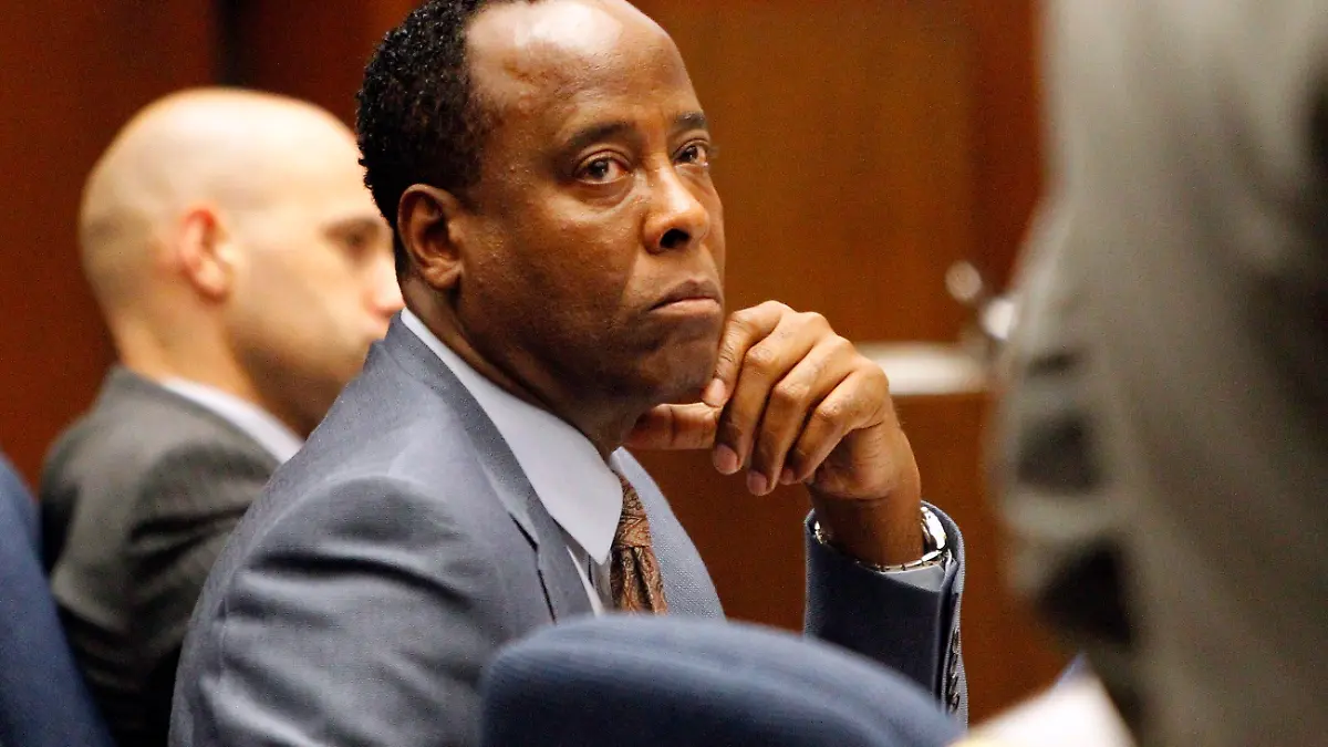 epa02941979 Defendant Conrad Murray looks to his defense attorney J. Michael Flanagan during his involuntary manslaughter trial in downtown Los Angeles, CA, USA, 29 September 2011. Dr. Conrad Murray is charged with involuntary manslaughter in the 2009 death of the pop music superstar Michael Jackson. Murray was Jackson's personal physician. EPA/Al Seib / POOL  +++(c) dpa - Bildfunk+++