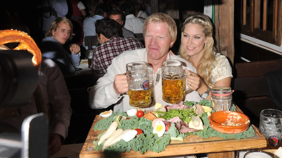 Der Fußballer Oliver Kahn (l) feiert mit seiner Partnerin Svenja am Samstag (24.09.2011) in München (Oberbayern) auf der Wiesn im Käferzelt. Das 178. Münchner Oktoberfest lockt bis zum 03. Oktober 2011 Besucher aus aller Welt in die bayerische Landeshauptstadt. Foto: Felix Hörhager