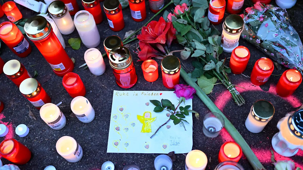 06.12.2022, Baden-Württemberg, Illerkirchberg: Kerzen und Blumen stehen an einem Tatort, an dem am Tag zuvor zwei Mädchen von einem Mann mit einem Messer angegriffen wurden. Eine 14-Jährige erlag am Montag ihren schweren Verletzungen. Foto: Bernd Weißbrod/dpa +++ dpa-Bildfunk +++