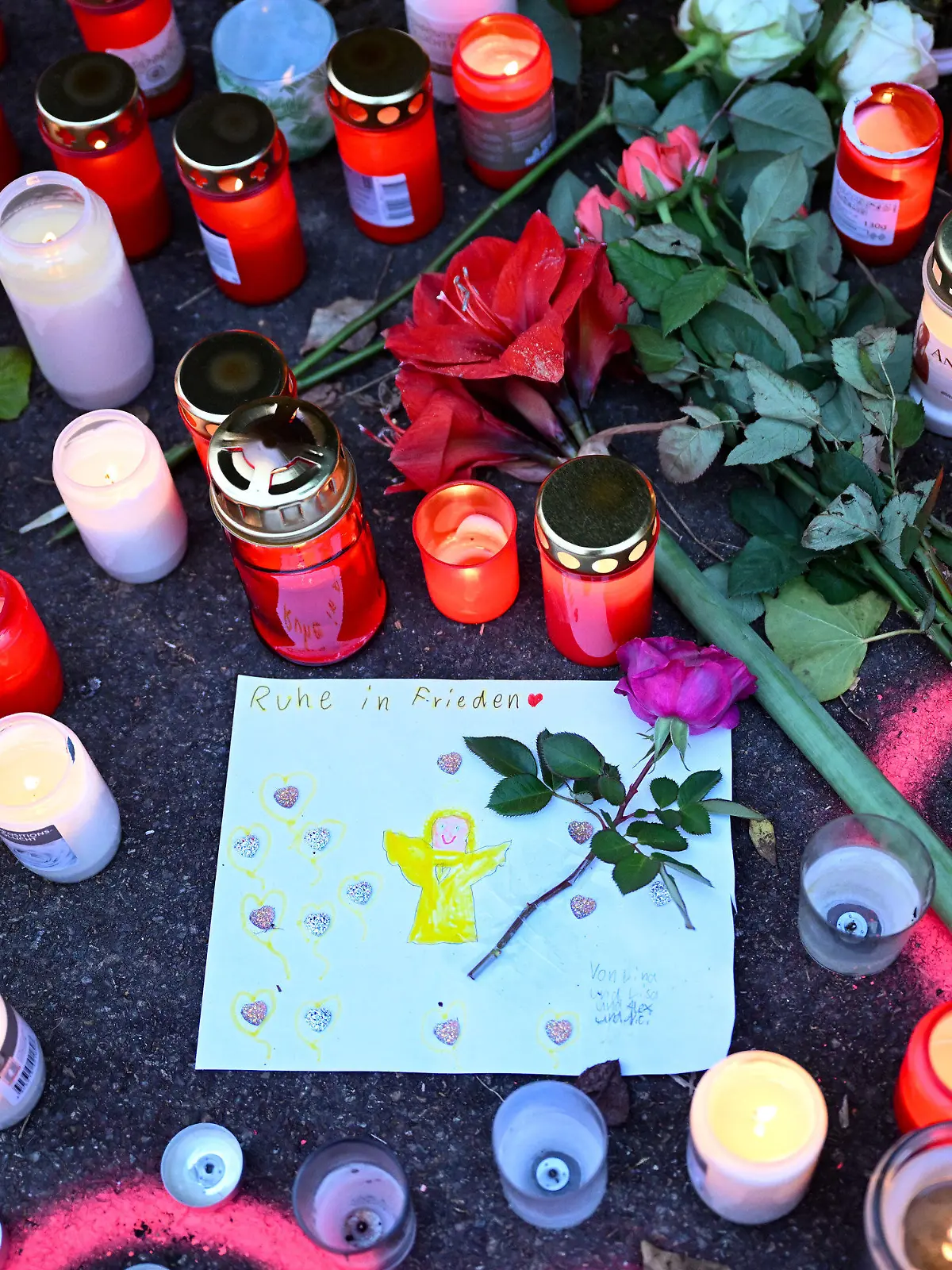 06.12.2022, Baden-Württemberg, Illerkirchberg: Kerzen und Blumen stehen an einem Tatort, an dem am Tag zuvor zwei Mädchen von einem Mann mit einem Messer angegriffen wurden. Eine 14-Jährige erlag am Montag ihren schweren Verletzungen. Foto: Bernd Weißbrod/dpa +++ dpa-Bildfunk +++
