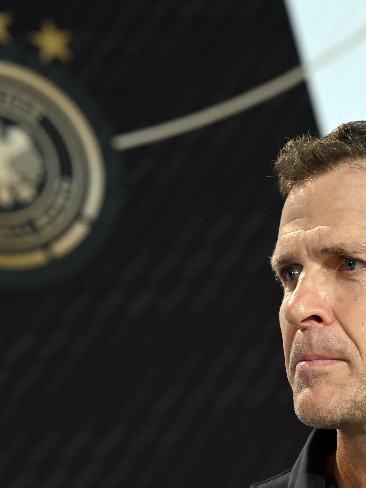 19.11.2022, Katar, Al-Ruwais: Vorbereitung auf die WM in Katar, Nationalmannschaft Deutschland, Vorbereitung auf die WM in Katar, Nationalmannschaft Deutschland, Pressekonferenz im DFB-Medienzentrum, Oliver Bierhoff, Geschäftsführer Nationalmannschaften und Akademie, spricht auf einer Pressekonferenz. (zu dpa: «Internationale Pressestimmen zum Aus von Oliver Bierhoff beim DFB») Foto: Federico Gambarini/dpa +++ dpa-Bildfunk +++