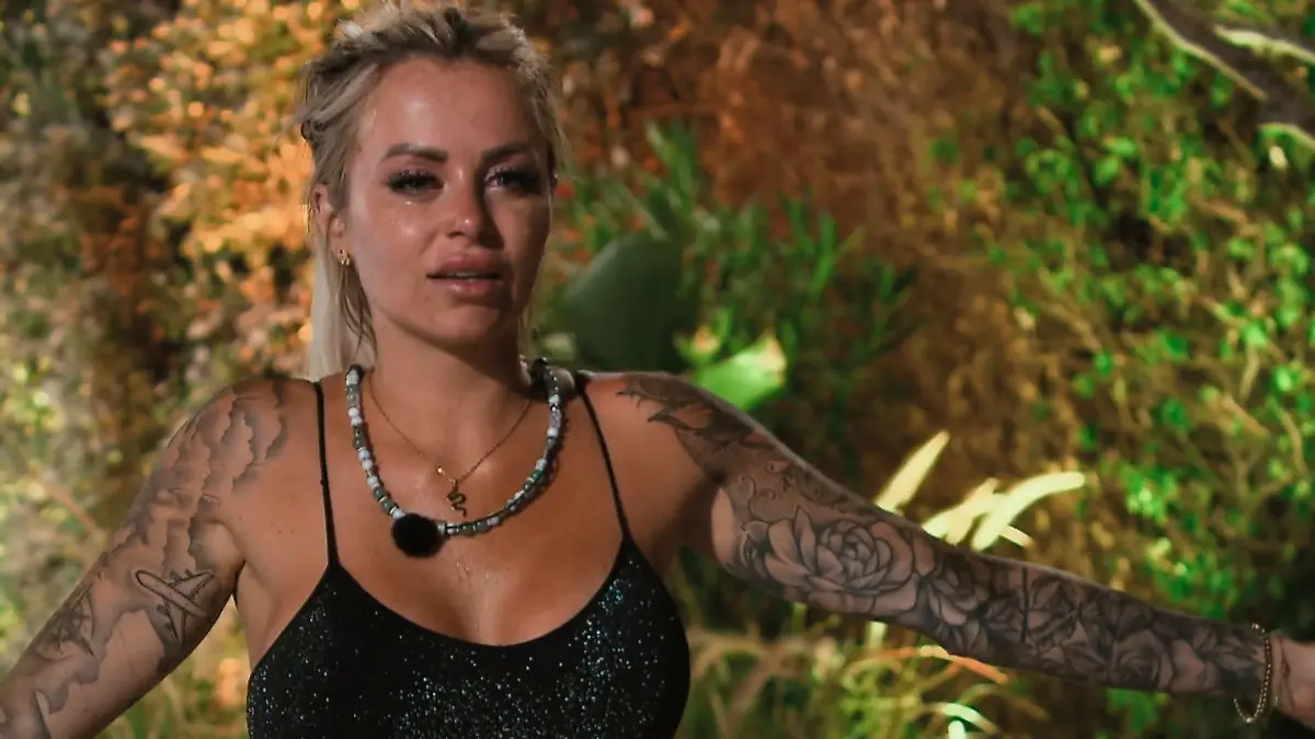 Im Interview lässt Jade ihre Enttäuschung und Wut raus: "Während ich im Bett liege, mit einer anderen unter der Dusche zu bumsen. Also, sorry! Was soll das denn?!"