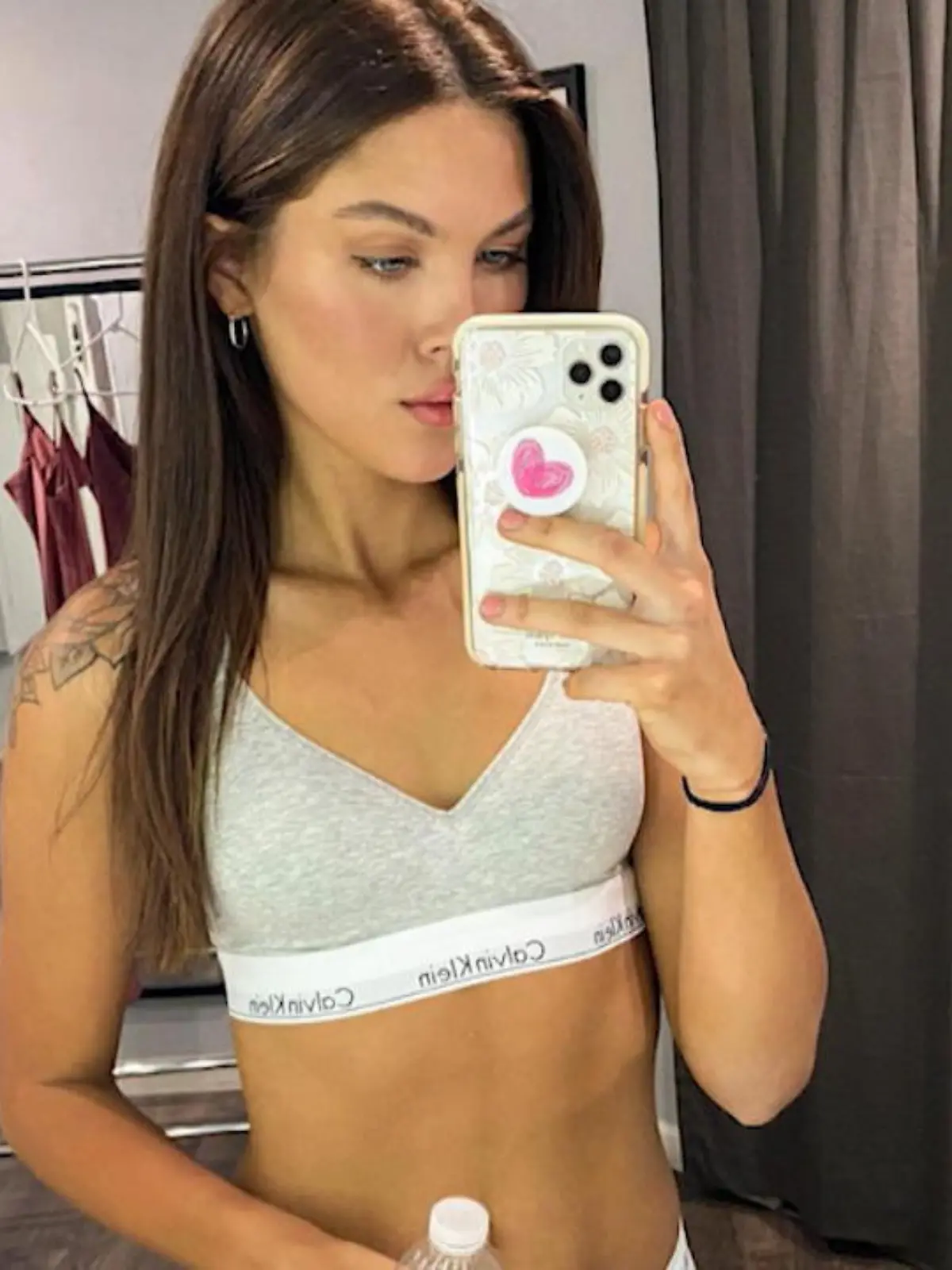Haben es gut aussehende Menschen leichter im Leben? Model und Unternehmerin Emily Adonna sieht das zwar ein, betont aber auch, dass es manchmal nicht so einfach ist, besonders schön zu sein. In einem TikTok-Video erklärt sie, welche Hindernisse sie im Leben überwinden musste, nur weil sie hübsch war.