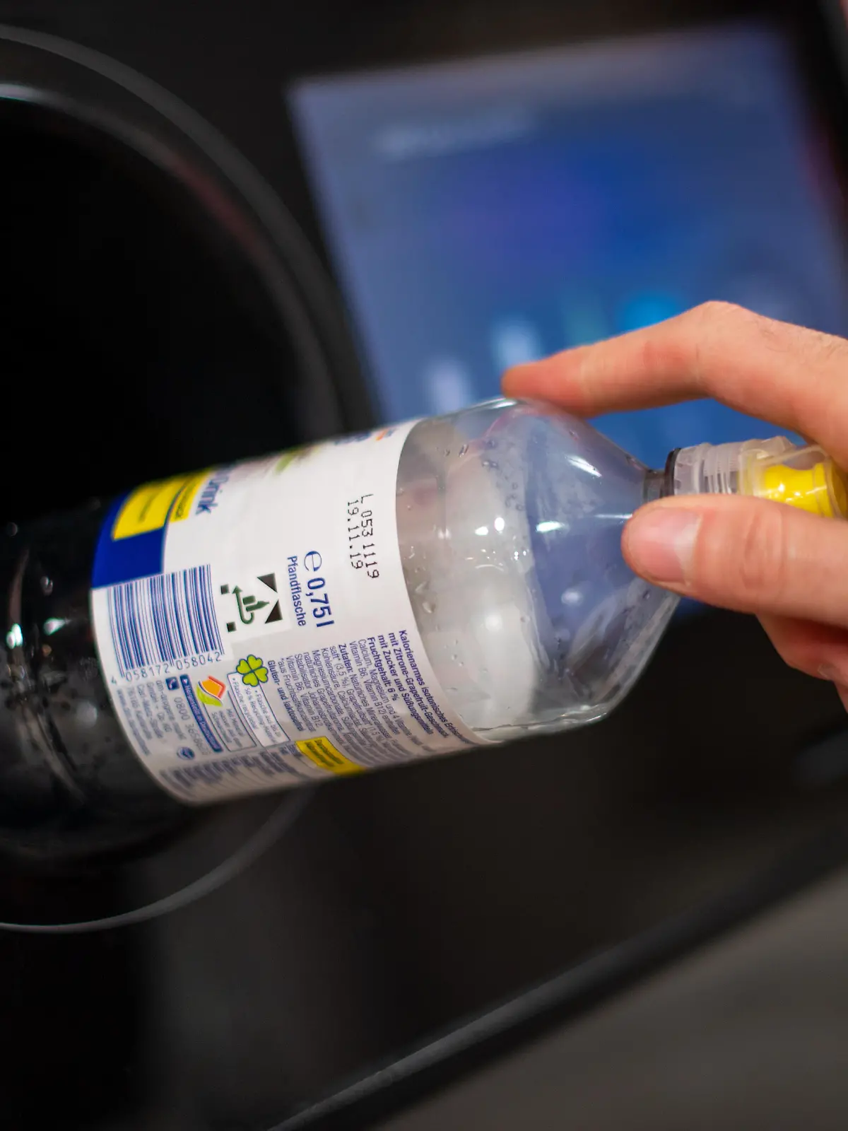 08.04.2019, Berlin: Ein Mann steckt eine Pfandflasche in einen Pfandflaschenautomaten in einem Supermarkt. Foto: Monika Skolimowska/dpa-Zentralbild/ZB