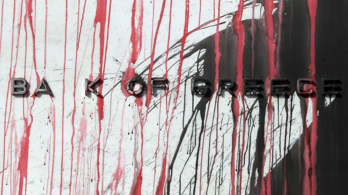 epa02905604 Stains of paint thrown by protesters are seen next to the entrance to the Bank of Greece, the country's central bank in downtown Athens, Greece, 09 September 2011. Mass protests are expected over the weekend in the northern port city of Thessaloniki where the Prime Minister will unveil the economic policy for the coming period, amid pressure from the EU-IMF 'troika' for additional austerity measures. EPA/ORESTIS PANAGIOTOU  +++(c) dpa - Bildfunk+++