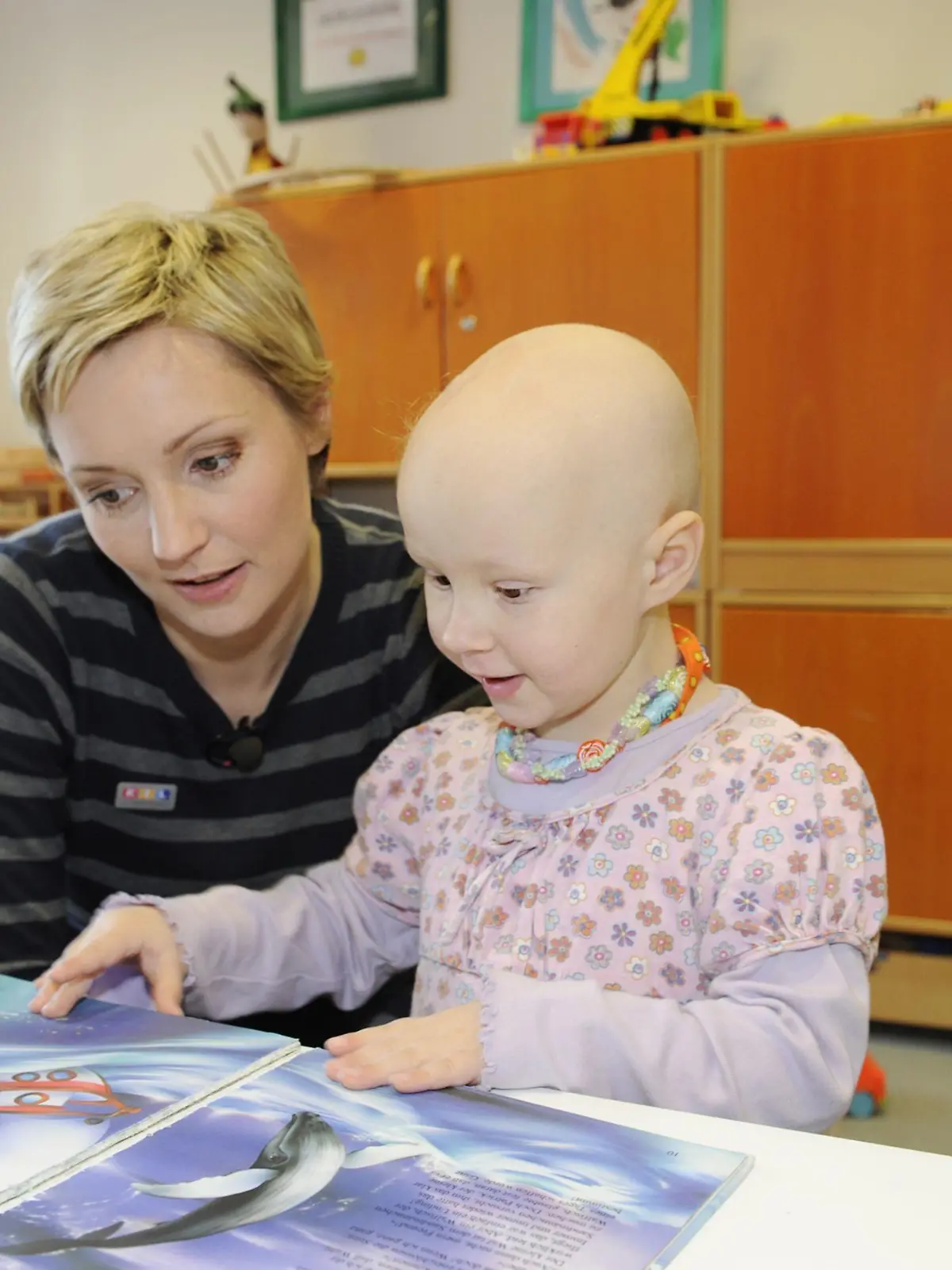 RTL Moderatorin Janine Steeger ist Patin der Stiftung RTL - Wir helfen Kindern. Sie engagiert sich für bessere Therapiemöglichkeiten für an Krebs erkrankten Kindern an der Berliner Charité. Bei einem Besuch der Klinik sorgt sie u.a. mit Hanna (3) für ein wenig Abwechslung.