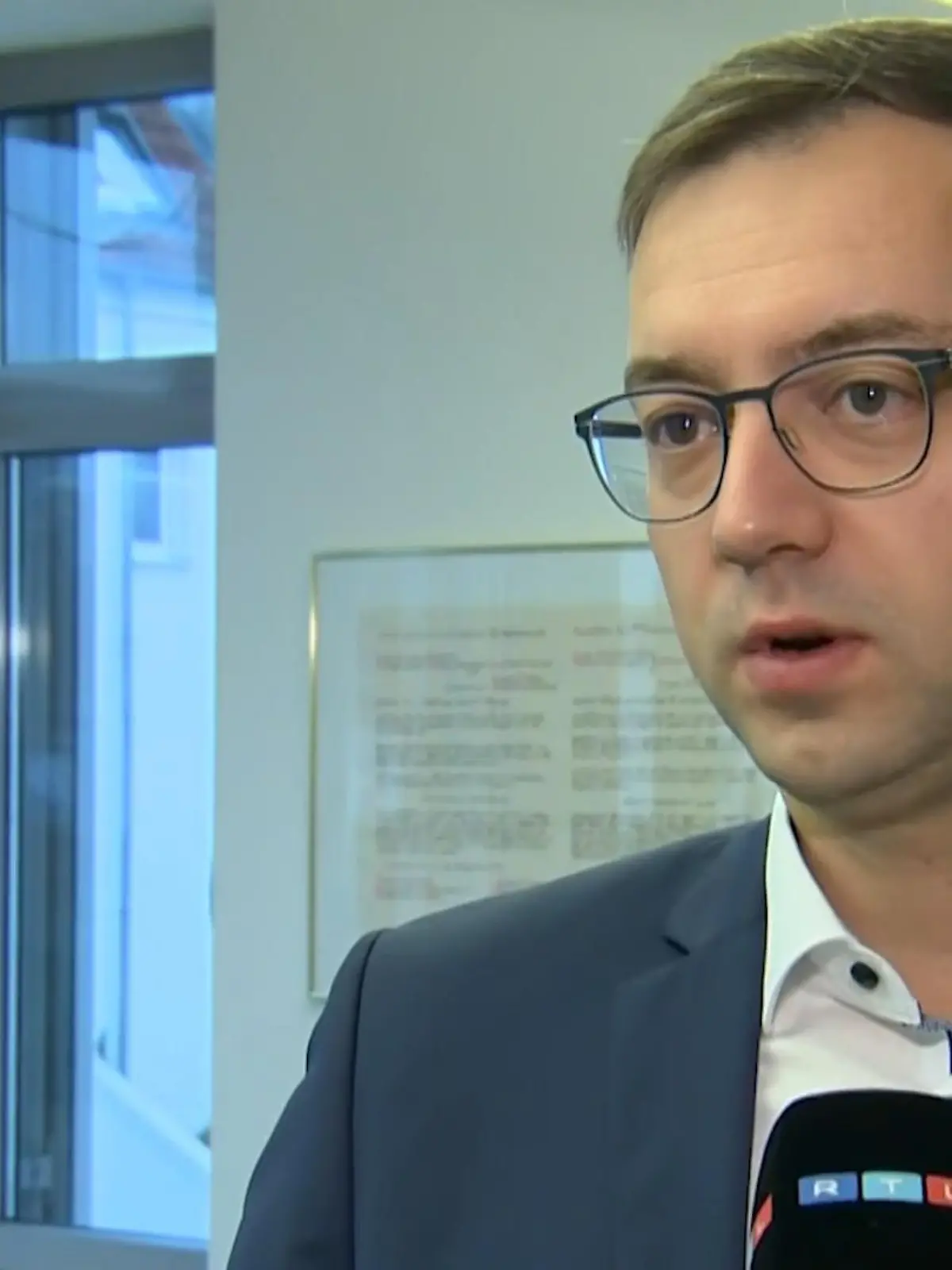 Nach der tragischen Messerattacke in Illerkirchberg spricht nun der Bürgermeister über die Geschehnisse, und vor allem darüber wie es für die Familie weitergeht.