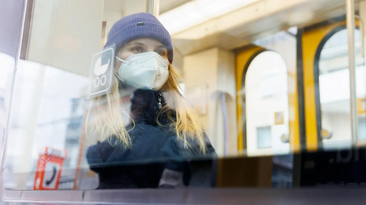 05.12.2022, Baden-Württemberg, Stuttgart: Eine 24-jährige Frau sitzt in einer Straßenbahn der SSB. Die digitale Gesundheitsministerkonferenz der Länder berät über die Zukunft der Maskenpflicht. Foto: Julian Rettig/dpa +++ dpa-Bildfunk +++