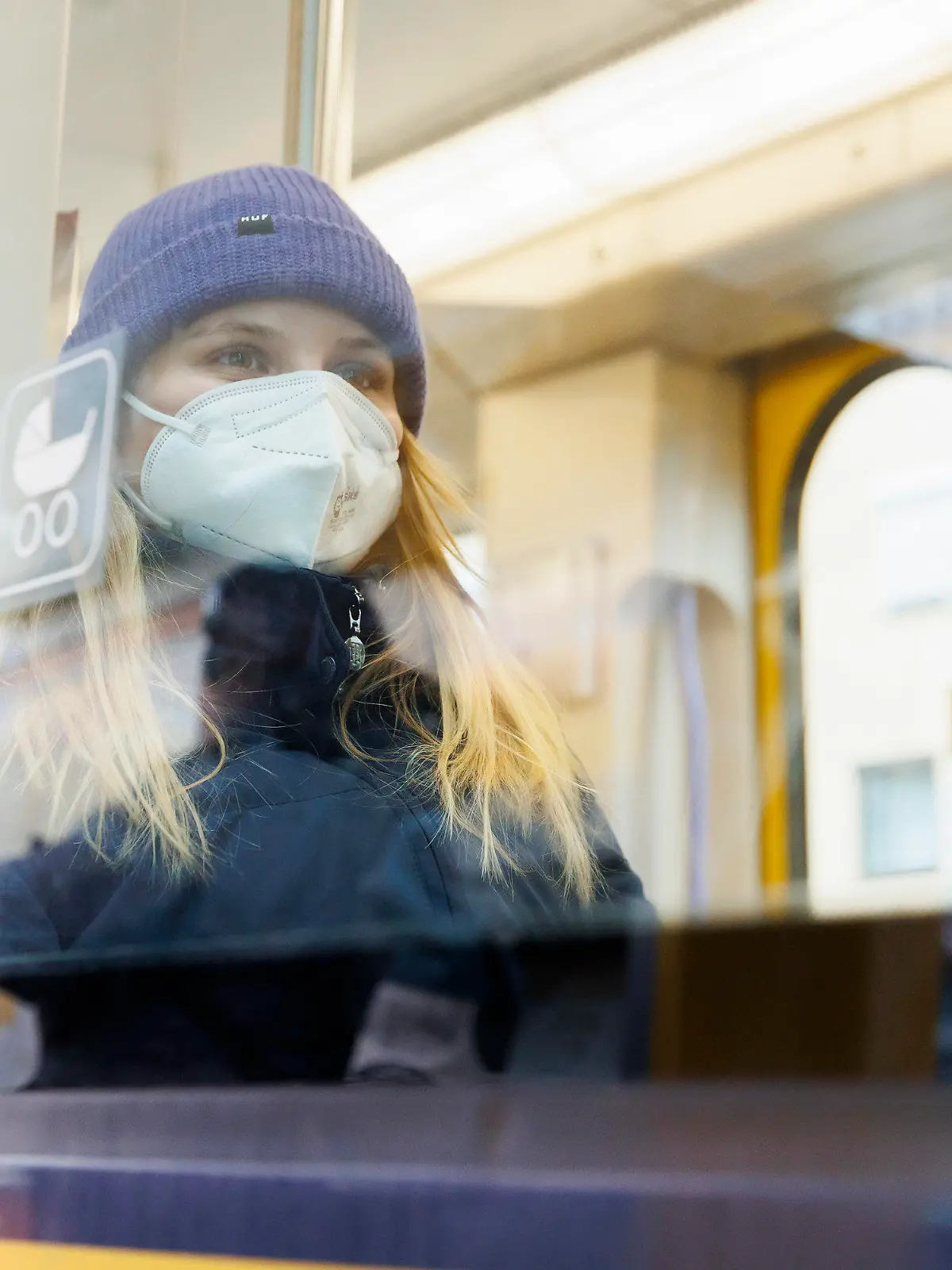 05.12.2022, Baden-Württemberg, Stuttgart: Eine 24-jährige Frau sitzt in einer Straßenbahn der SSB. Die digitale Gesundheitsministerkonferenz der Länder berät über die Zukunft der Maskenpflicht. Foto: Julian Rettig/dpa +++ dpa-Bildfunk +++