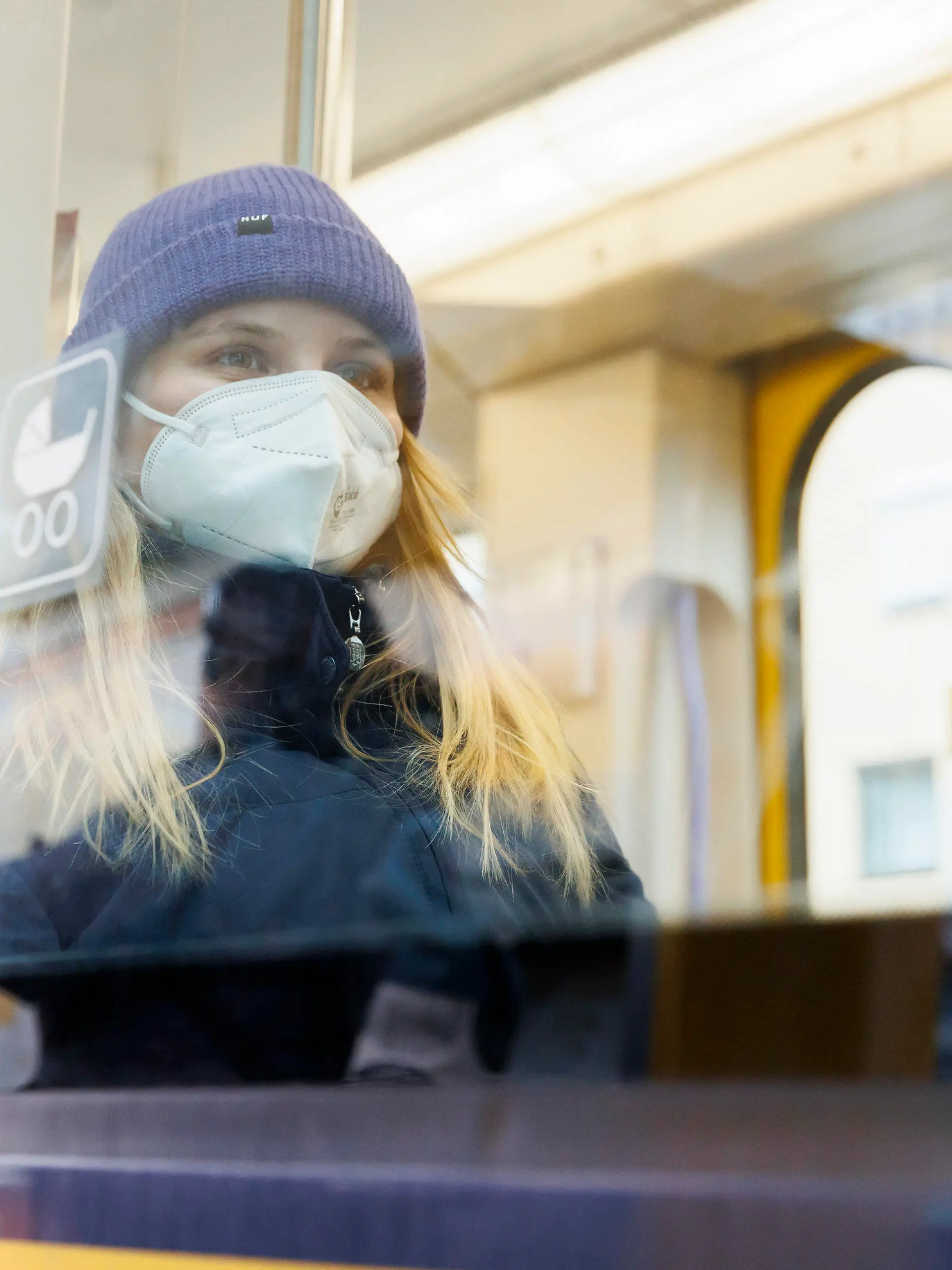 05.12.2022, Baden-Württemberg, Stuttgart: Eine 24-jährige Frau sitzt in einer Straßenbahn der SSB. Die digitale Gesundheitsministerkonferenz der Länder berät über die Zukunft der Maskenpflicht. Foto: Julian Rettig/dpa +++ dpa-Bildfunk +++