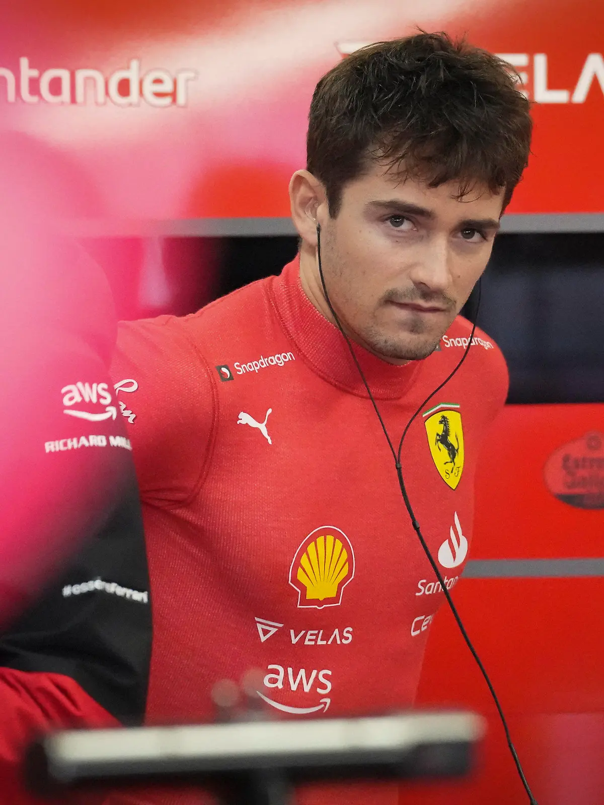 ARCHIV - 07.10.2022, Japan, Suzuka: Motorsport: Formel-1-Weltmeisterschaft, Großer Preis von Japan, Suzuka Circuit, erstes Freies Training. Ferrari-Pilot Charles Leclerc aus Monaco bereitet sich auf das erste Freie Training vor. (zu dpa: «Ferrari-Pilot Leclerc spricht Binotto «Wertschätzung und Respekt» aus») Foto: Eugene Hoshiko/AP/dpa +++ dpa-Bildfunk +++