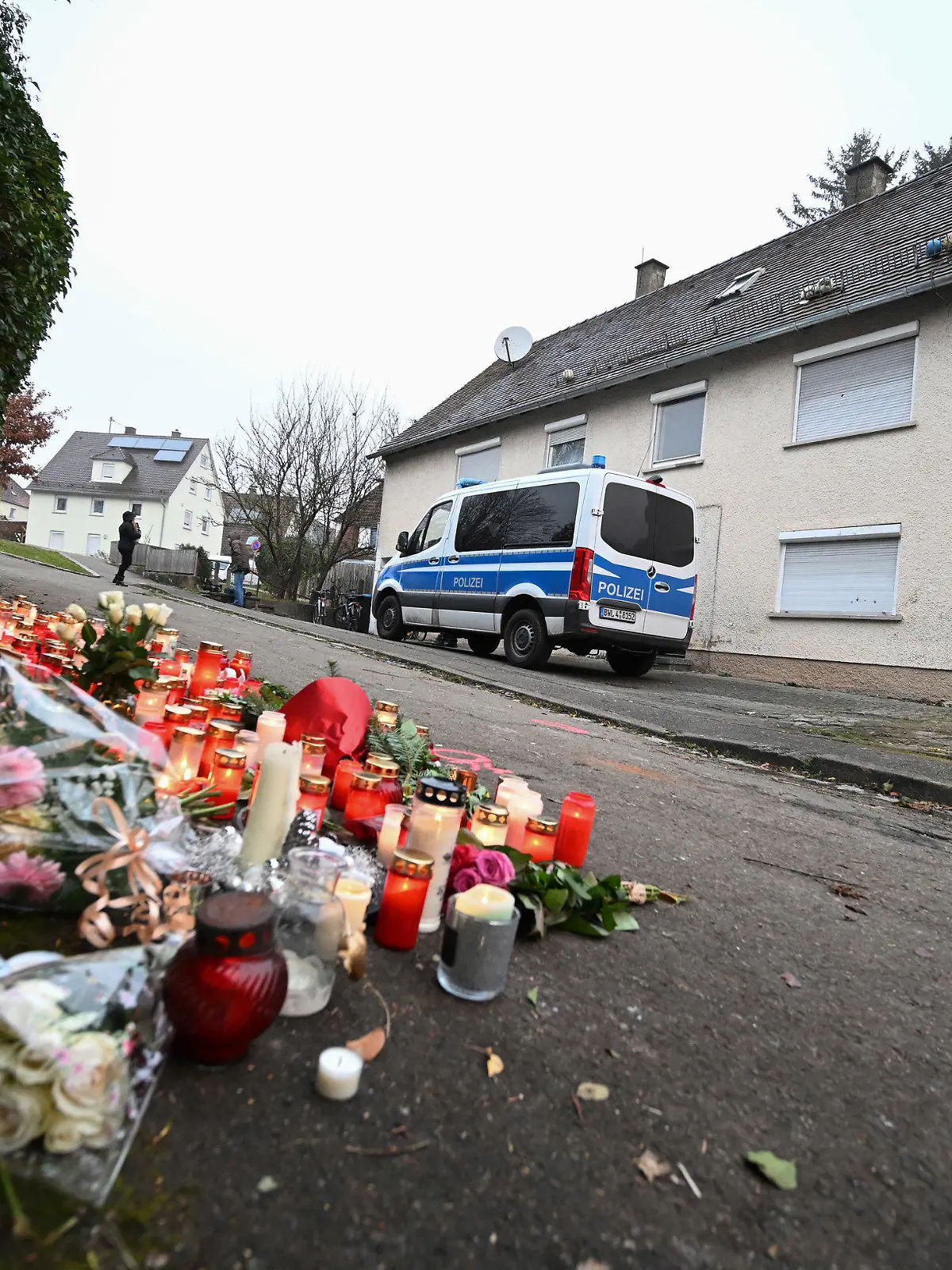 06.12.2022, Baden-Württemberg, Illerkirchberg: Kerzen und Blumen stehen an einem Tatort, an dem am Tag zuvor zwei Mädchen von einem Mann mit einem Messer angegriffen wurden. Eine 14-Jährige erlag am Montag ihren schweren Verletzungen. Foto: Bernd Weißbrod/dpa +++ dpa-Bildfunk +++