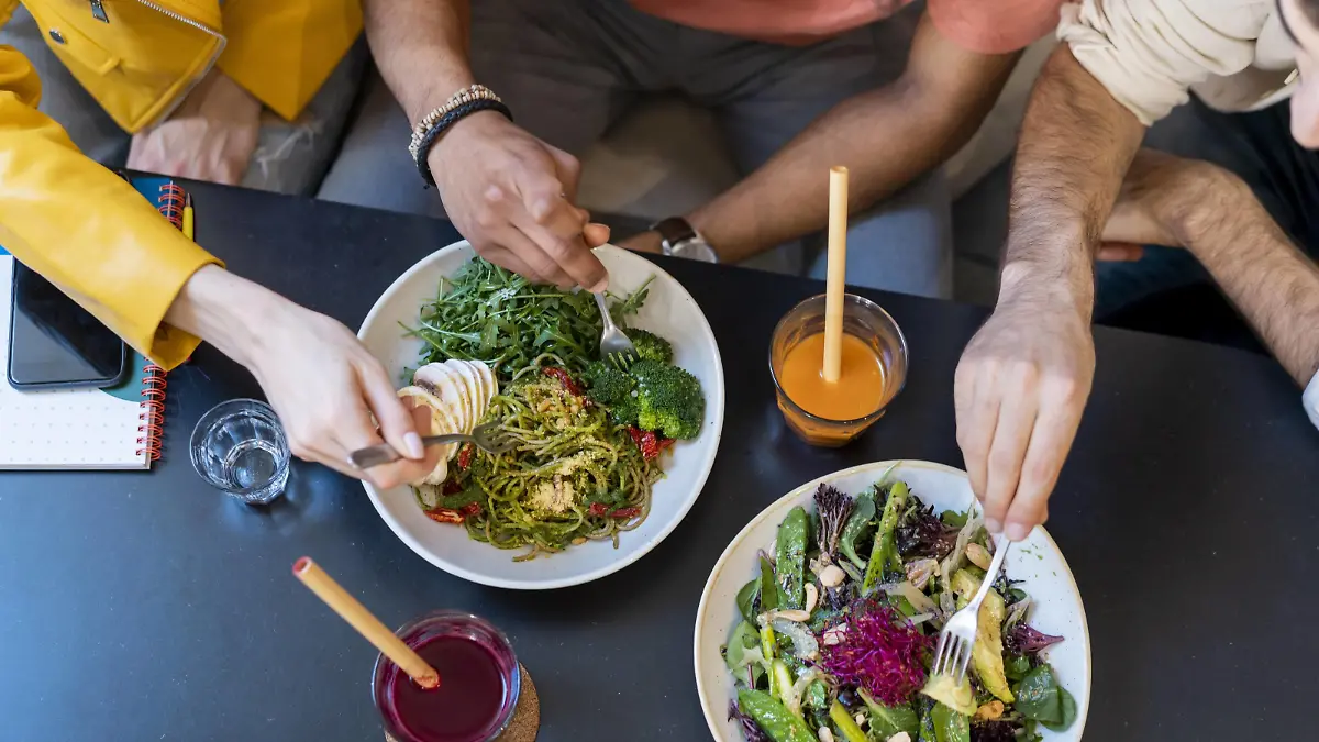  Top view of friends having lunch in a restaurant model released Symbolfoto property released PUBLICATIONxINxGERxSUIxAUTxHUNxONLY AFVF03503