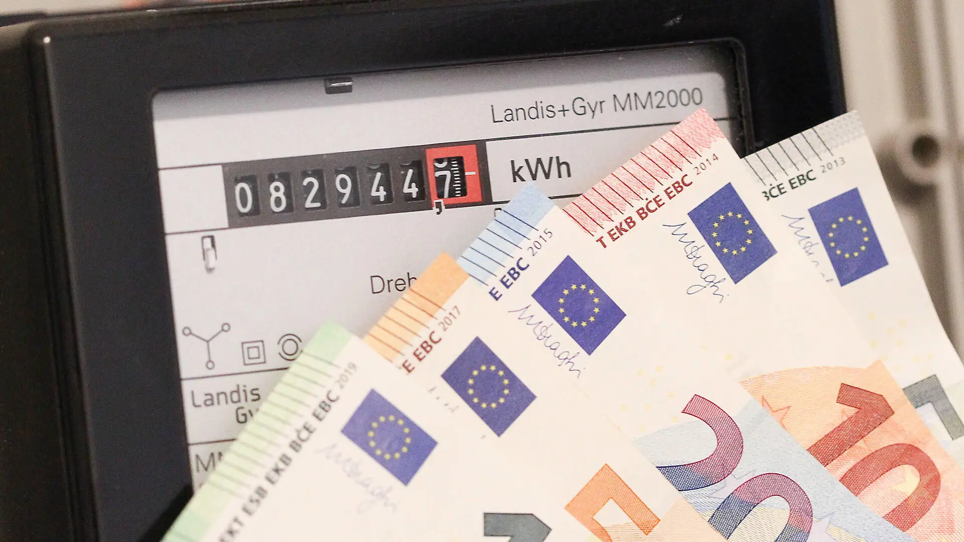 Winden Themenbild - Energiekosten, Stromzaehler, Drehstromzaehler Themenbild - Energiekosten, Stromzaehler, Drehstromzaehler Stromzaehler, Anzeige eines Drehstromzaehler mit Banknoten, Geldscheinen, Euros Symbolbild, Themenbild, Featurebild *** Winches theme picture energy costs, electricity meter, three-phase meter theme picture energy costs, electricity meter, three-phase meter electricity meter, display of a three-phase meter with banknotes, banknotes, Euros symbol picture, theme picture, feature picture Copyright: xFleigx/xEibner-Pressefotox EP_dfg