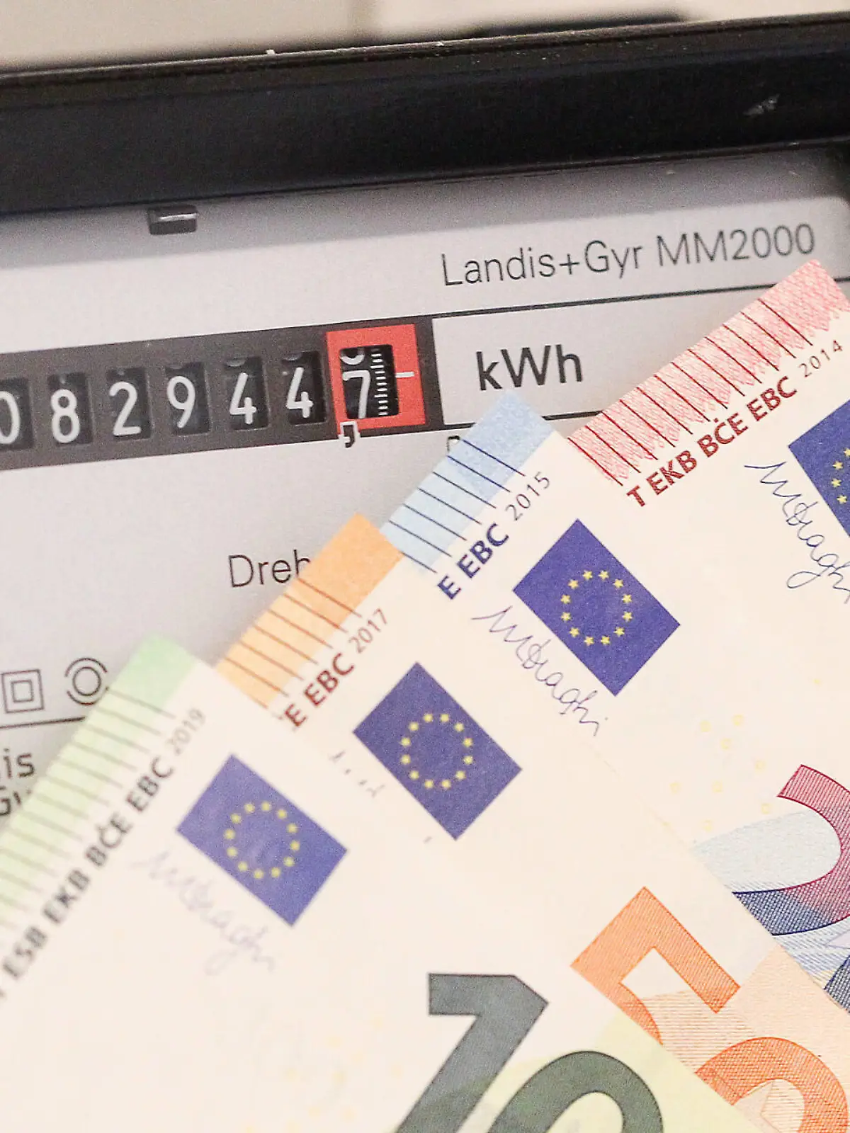 Winden Themenbild - Energiekosten, Stromzaehler, Drehstromzaehler Themenbild - Energiekosten, Stromzaehler, Drehstromzaehler Stromzaehler, Anzeige eines Drehstromzaehler mit Banknoten, Geldscheinen, Euros Symbolbild, Themenbild, Featurebild *** Winches theme picture energy costs, electricity meter, three-phase meter theme picture energy costs, electricity meter, three-phase meter electricity meter, display of a three-phase meter with banknotes, banknotes, Euros symbol picture, theme picture, feature picture Copyright: xFleigx/xEibner-Pressefotox EP_dfg
