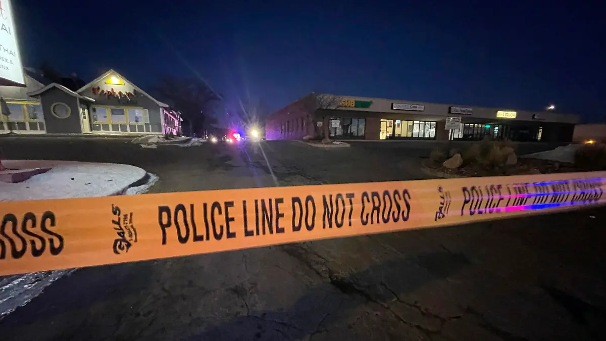 20.11.2022, USA, Colorado Springs: Ein Absperrband der Polizei sperrt den Bereich um einen Nachtclub. Bei Schüssen in einem Nachtclub in der US-Stadt Colorado Springs sind 5 Menschen getötet und 18 verletzt worden. Medienberichten zufolge ist Club Q, wo sich der Vorfall ereignet hat, ein bei Schwulen und Lesben beliebter Treffpunkt. Foto: Thomas Peipert/AP/dpa +++ dpa-Bildfunk +++