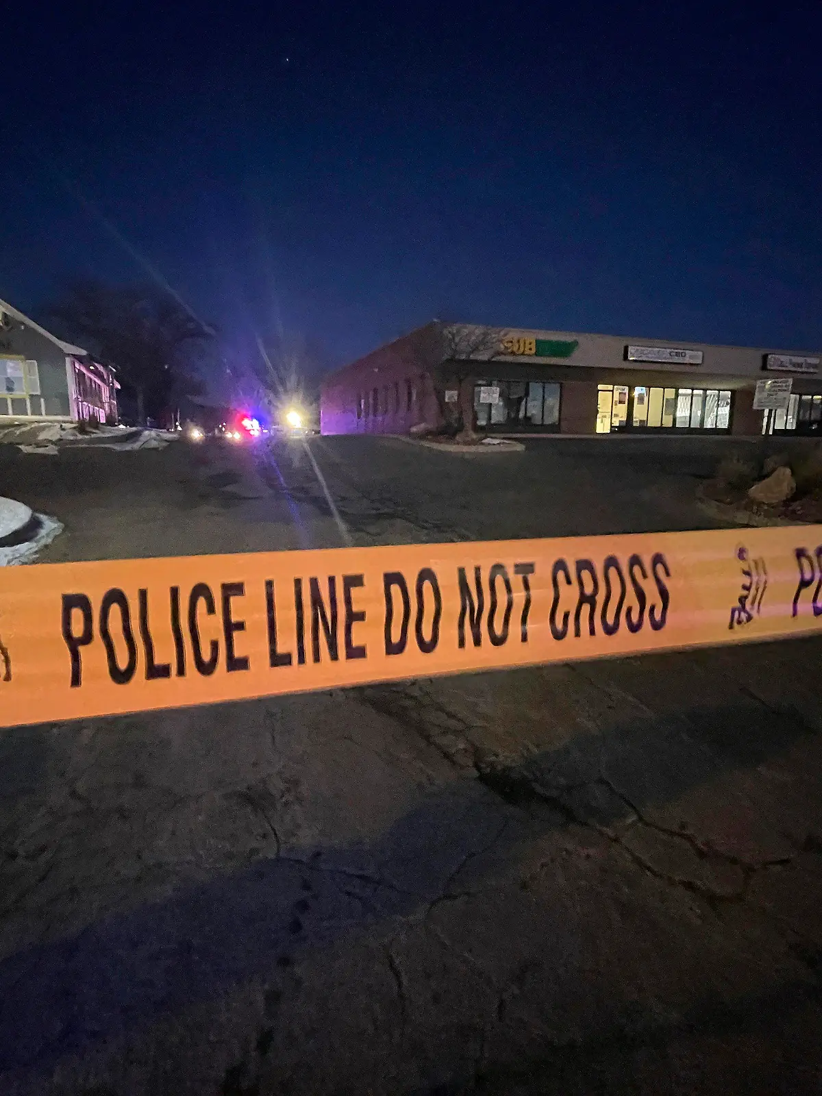 20.11.2022, USA, Colorado Springs: Ein Absperrband der Polizei sperrt den Bereich um einen Nachtclub. Bei Schüssen in einem Nachtclub in der US-Stadt Colorado Springs sind 5 Menschen getötet und 18 verletzt worden. Medienberichten zufolge ist Club Q, wo sich der Vorfall ereignet hat, ein bei Schwulen und Lesben beliebter Treffpunkt. Foto: Thomas Peipert/AP/dpa +++ dpa-Bildfunk +++