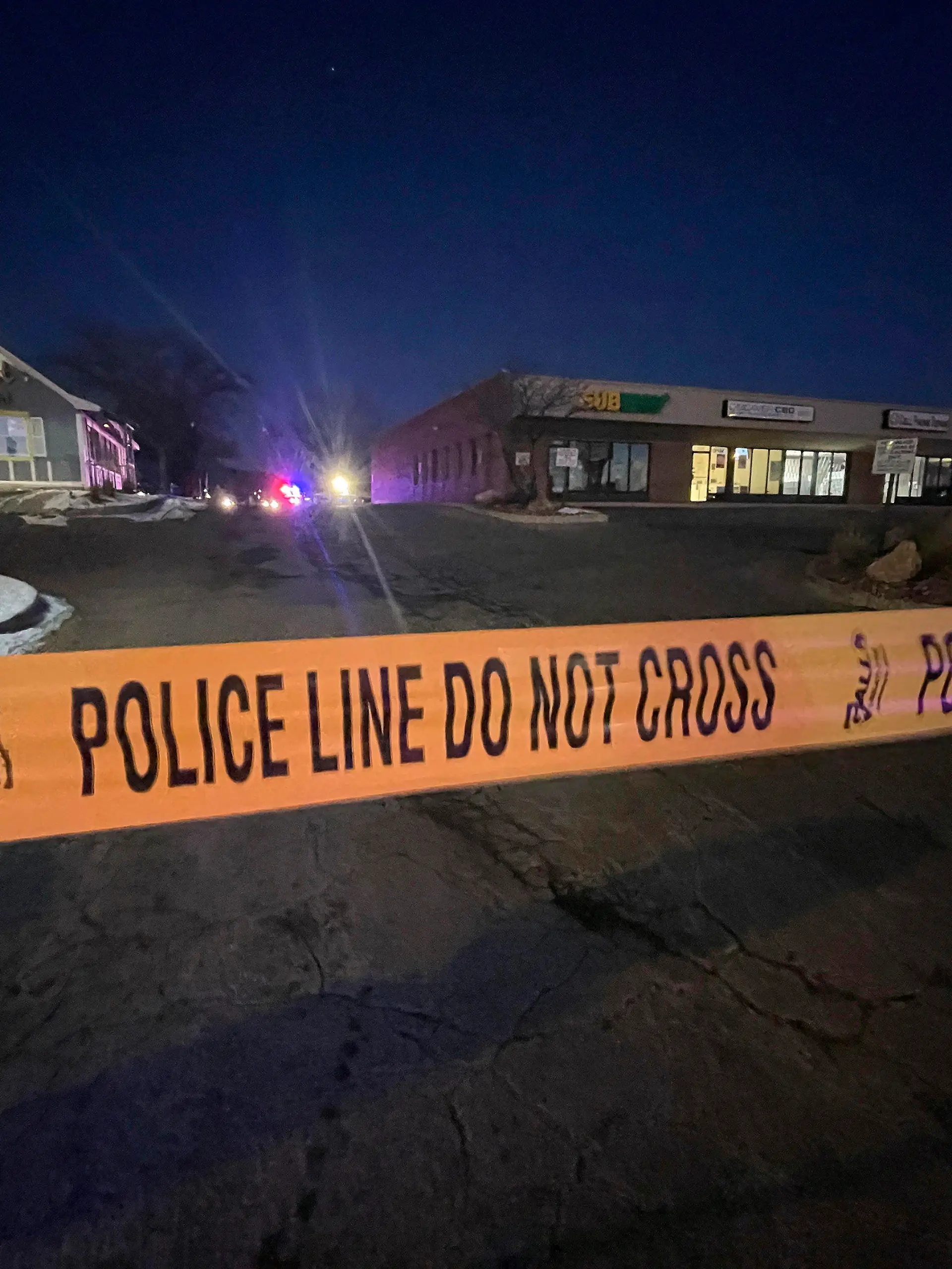 20.11.2022, USA, Colorado Springs: Ein Absperrband der Polizei sperrt den Bereich um einen Nachtclub. Bei Schüssen in einem Nachtclub in der US-Stadt Colorado Springs sind 5 Menschen getötet und 18 verletzt worden. Medienberichten zufolge ist Club Q, wo sich der Vorfall ereignet hat, ein bei Schwulen und Lesben beliebter Treffpunkt. Foto: Thomas Peipert/AP/dpa +++ dpa-Bildfunk +++