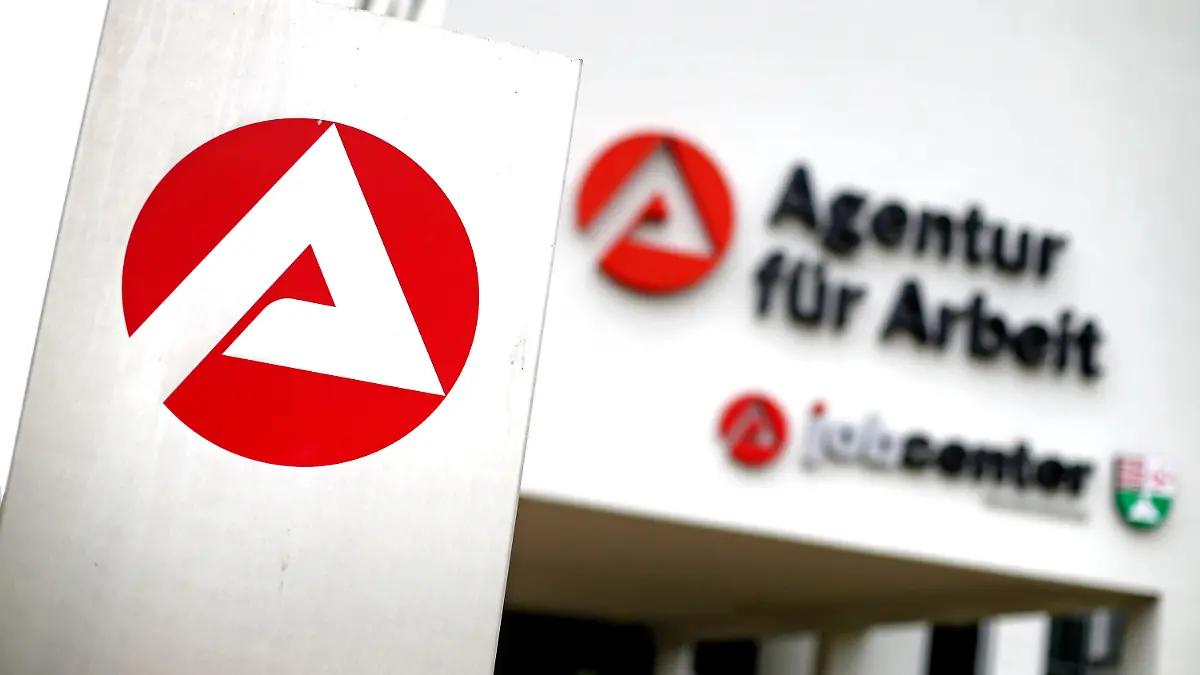 ARCHIV - 29.08.2016, Sachsen-Anhalt, Sangerhausen: Die Agentur für Arbeit und das Jobcenter. Mecklenburg-Vorpommerns Arbeitsminister Glawe  fordert eine schnelle Neuregelung der Hartz-Vier-Sanktionen. (zu dpa "Minister Glawe fordert schnelle Neuregelung bei Hartz-IV-Sanktionen") Foto: Jan Woitas/zb/dpa +++ dpa-Bildfunk +++