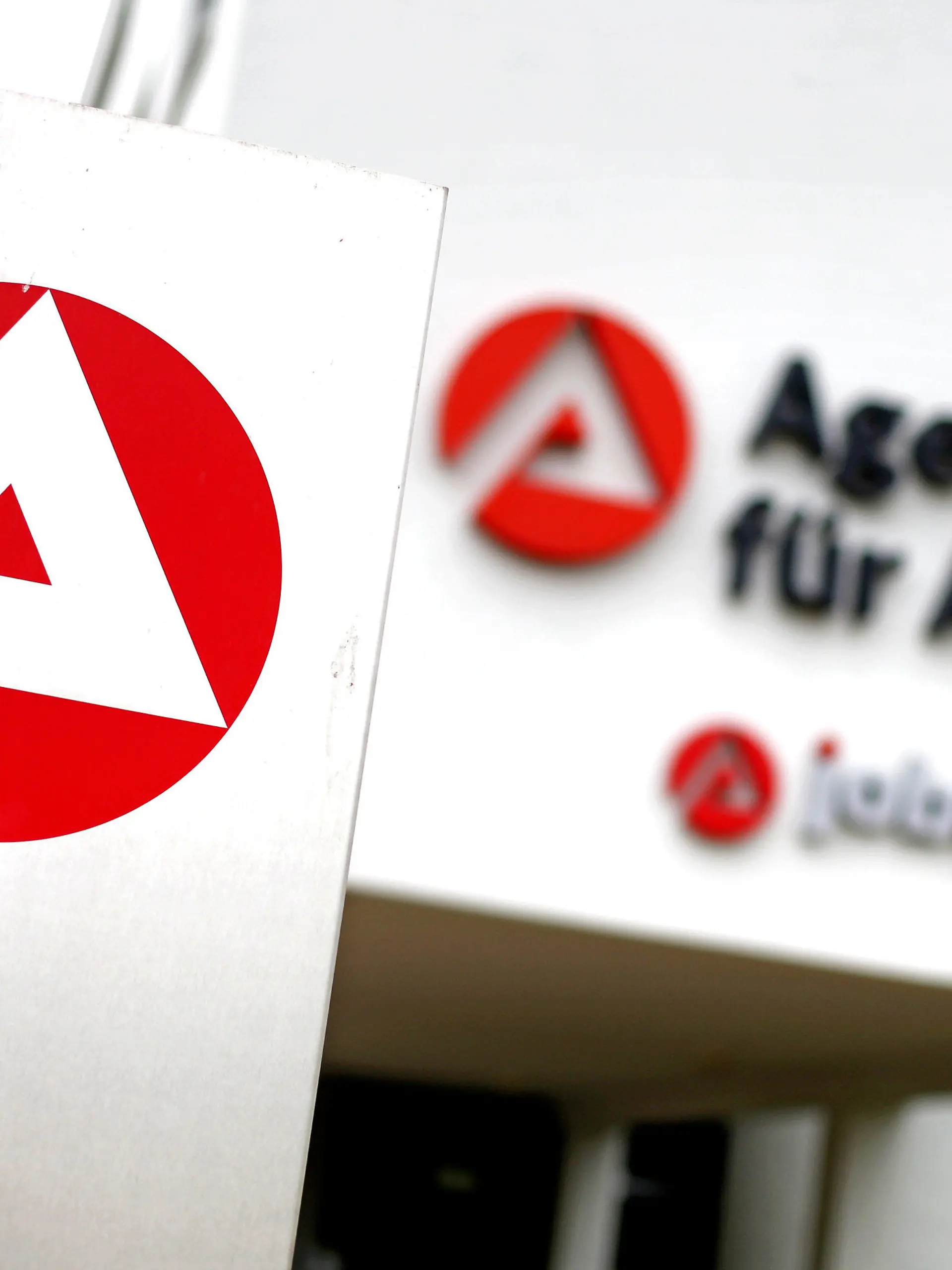 ARCHIV - 29.08.2016, Sachsen-Anhalt, Sangerhausen: Die Agentur für Arbeit und das Jobcenter. Mecklenburg-Vorpommerns Arbeitsminister Glawe  fordert eine schnelle Neuregelung der Hartz-Vier-Sanktionen. (zu dpa "Minister Glawe fordert schnelle Neuregelung bei Hartz-IV-Sanktionen") Foto: Jan Woitas/zb/dpa +++ dpa-Bildfunk +++