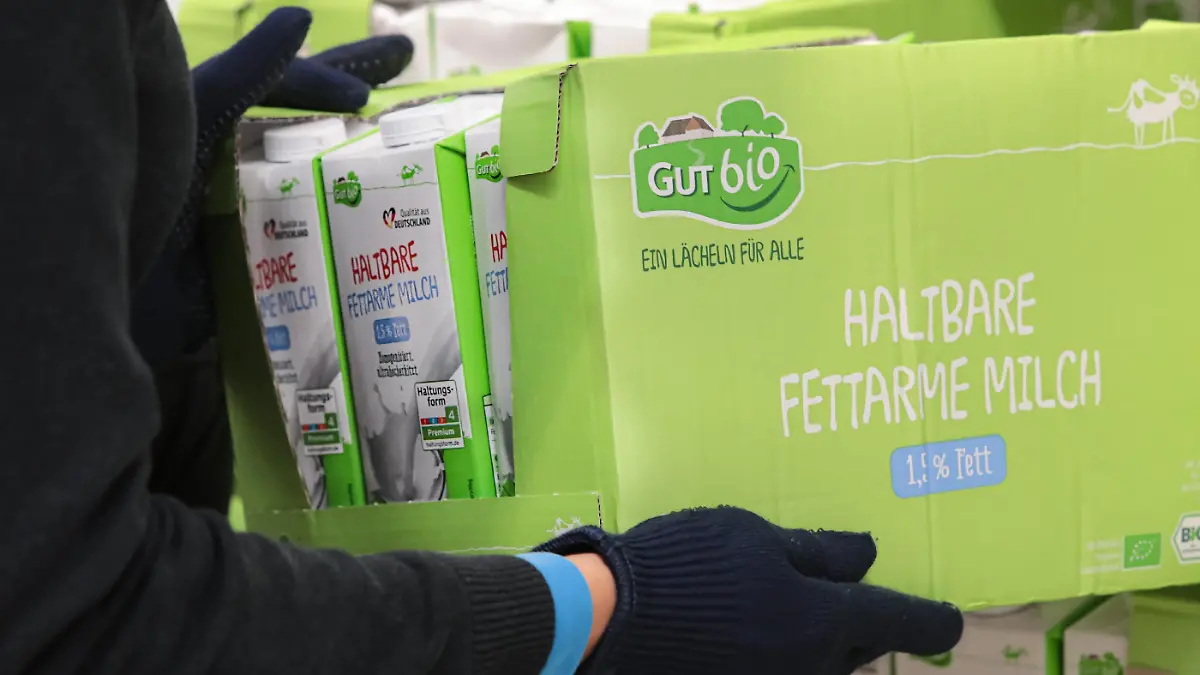 Aldi stellt ab 2024 Trinkmilch vollständig auf höhere Haltungsformen um.