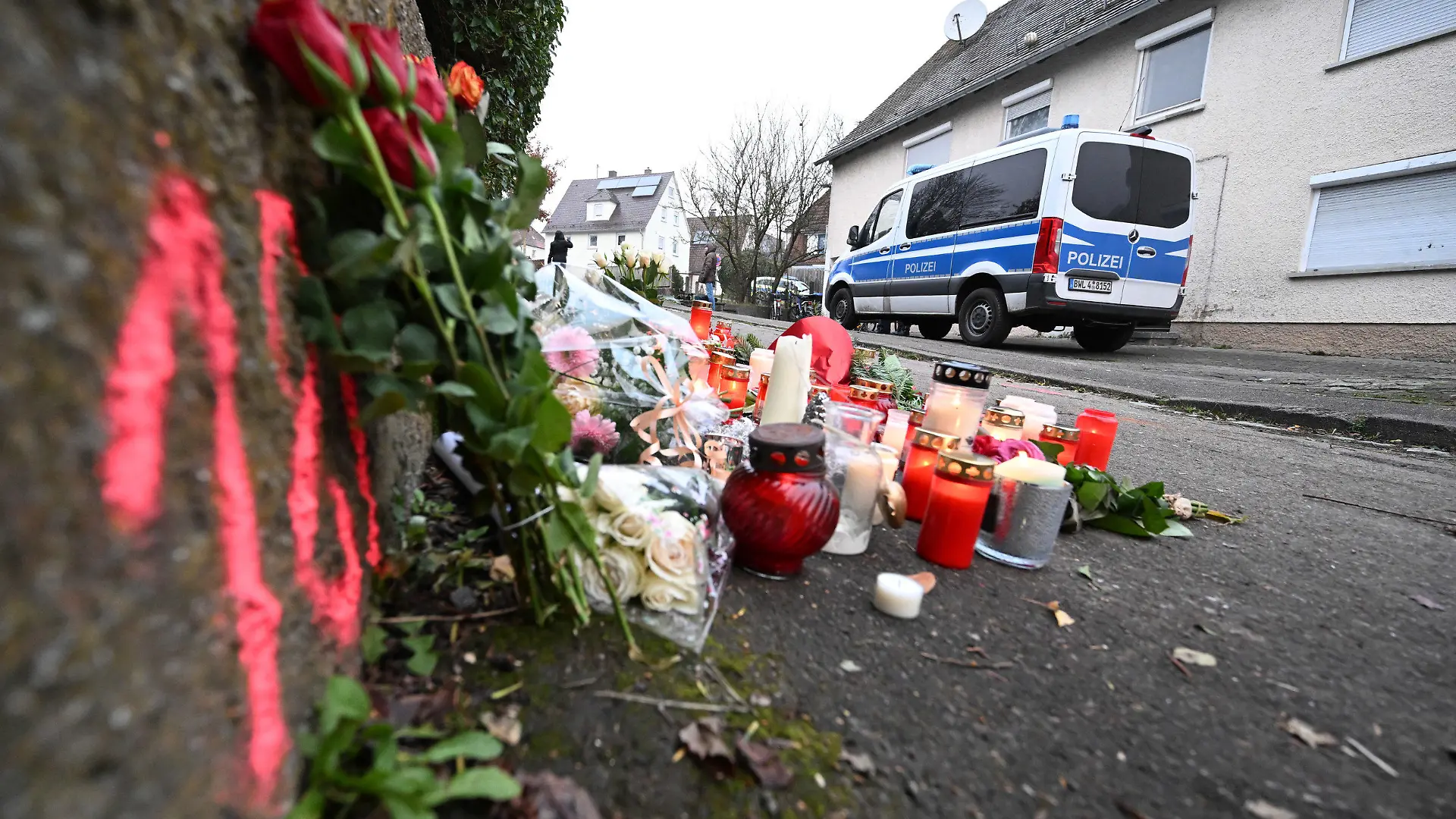 06.12.2022, Baden-Württemberg, Illerkirchberg: Kerzen und Blumen stehen an einem Tatort, an dem am Tag zuvor zwei Mädchen von einem Mann mit einem Messer angegriffen wurden. Eine 14-Jährige erlag am Montag ihren schweren Verletzungen. Foto: Bernd Weißbrod/dpa +++ dpa-Bildfunk +++
